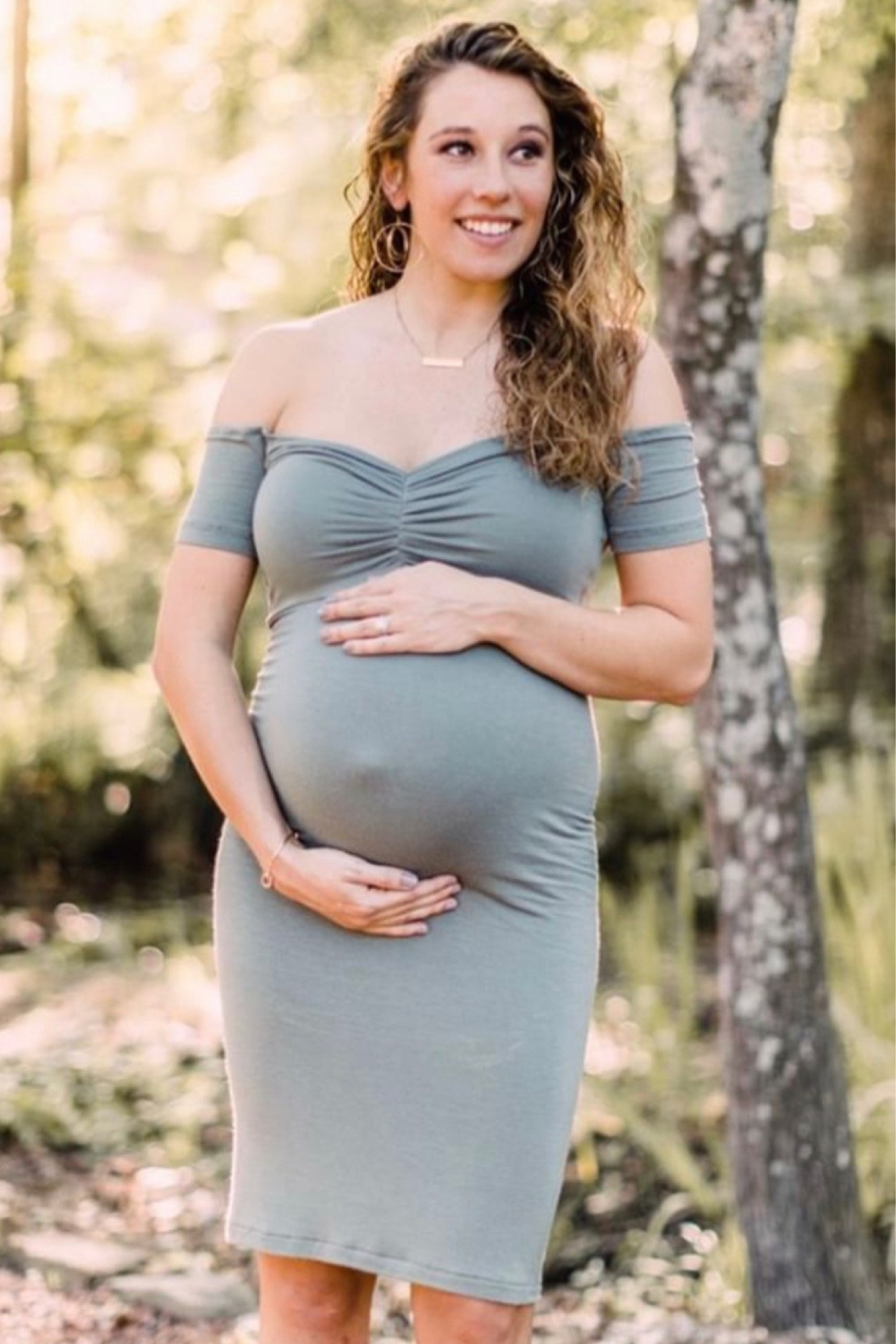 This maternity dress is so so flattering!! 

#LTKU #LTKbump #LTKunder100