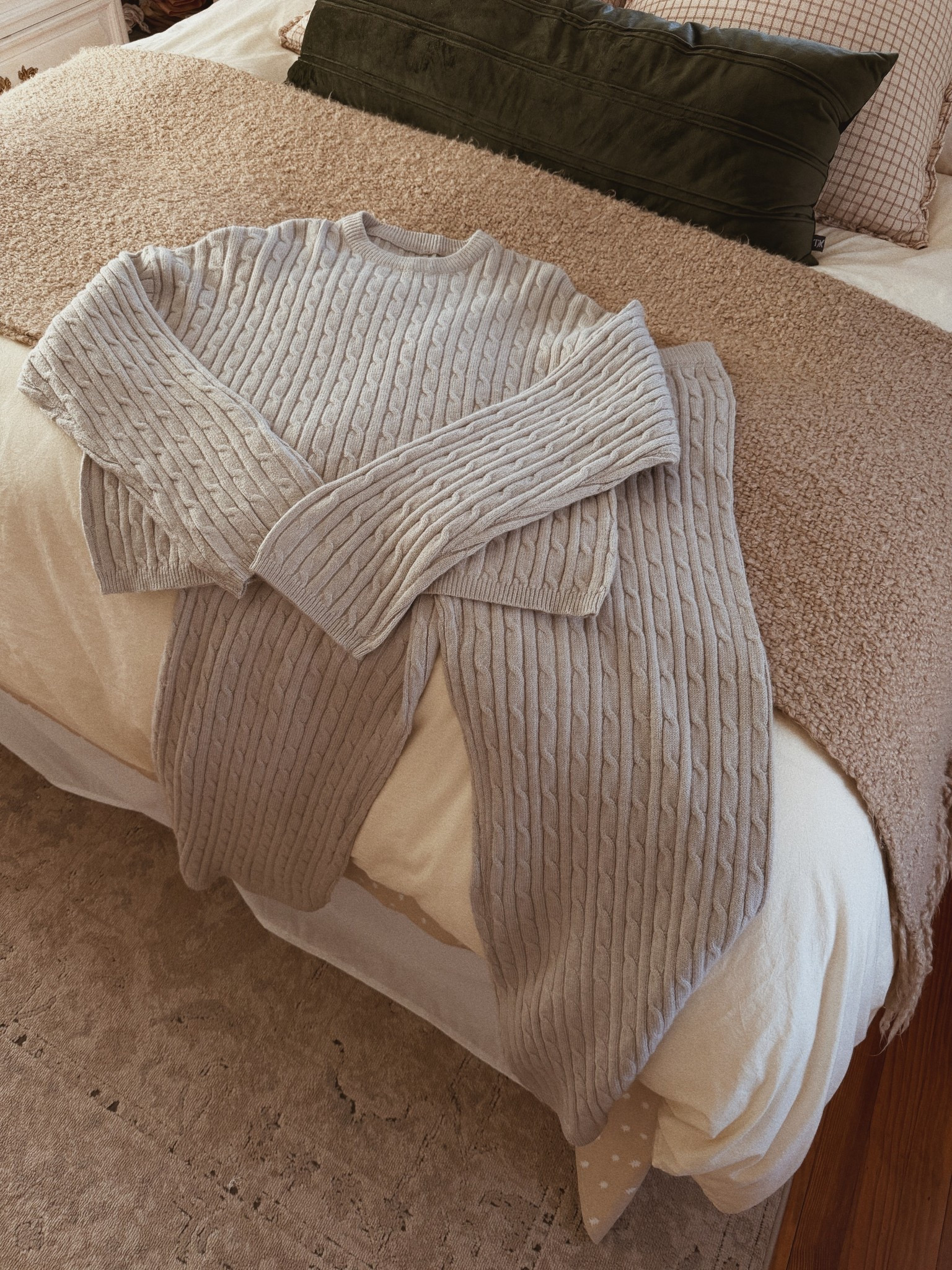 finally got the viral lounge set 🫶🏼 perfect for winter! 

#LTKmomlife #LTKSeasonal #LTKdayinmylife