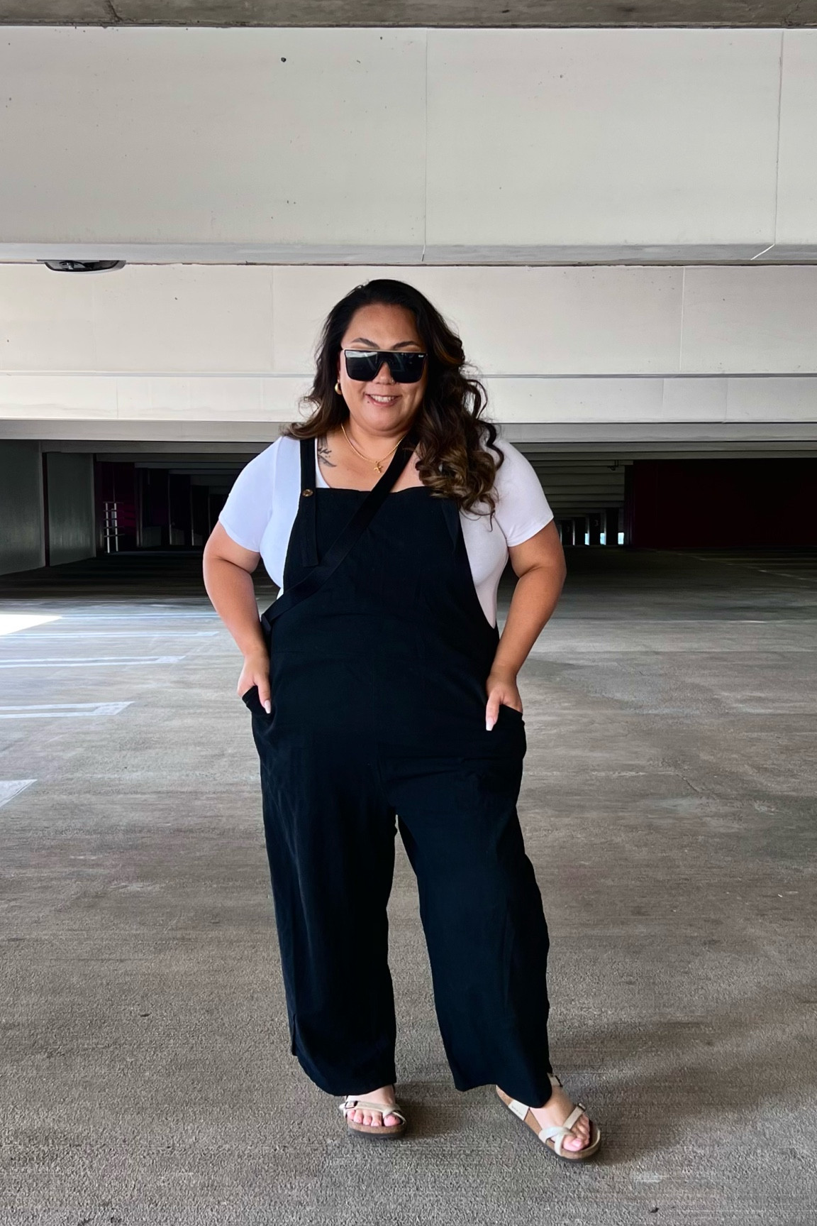 Friday Essentials 💛 #TGIF #plussizemoms #amazonoveralls #curvyfinds 