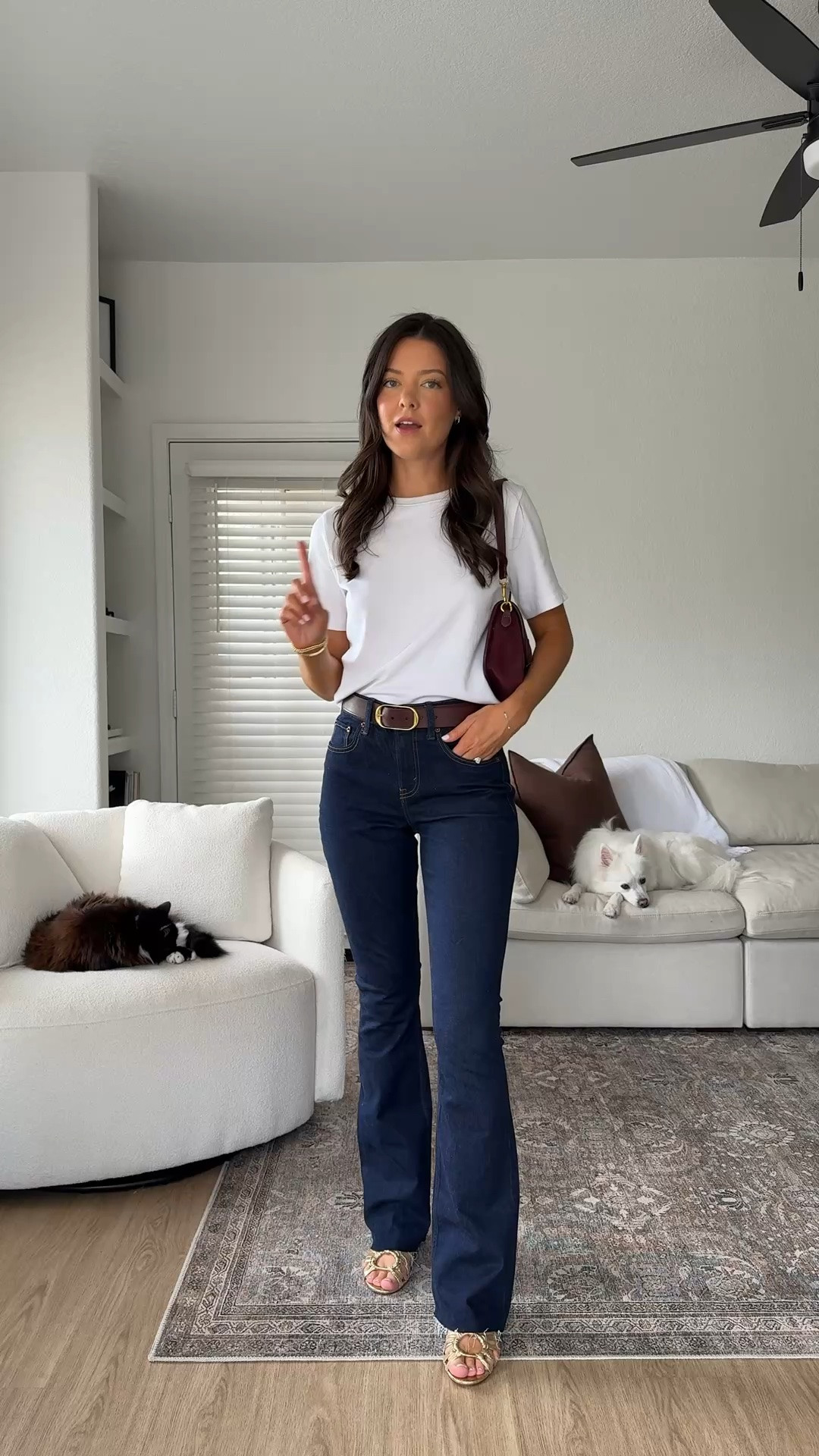This white tshirt is crisp and not see through! Wearing size small! I am 5’7 and wear a size 25 in jeans, small at Aritzia, and XS in most other brands!