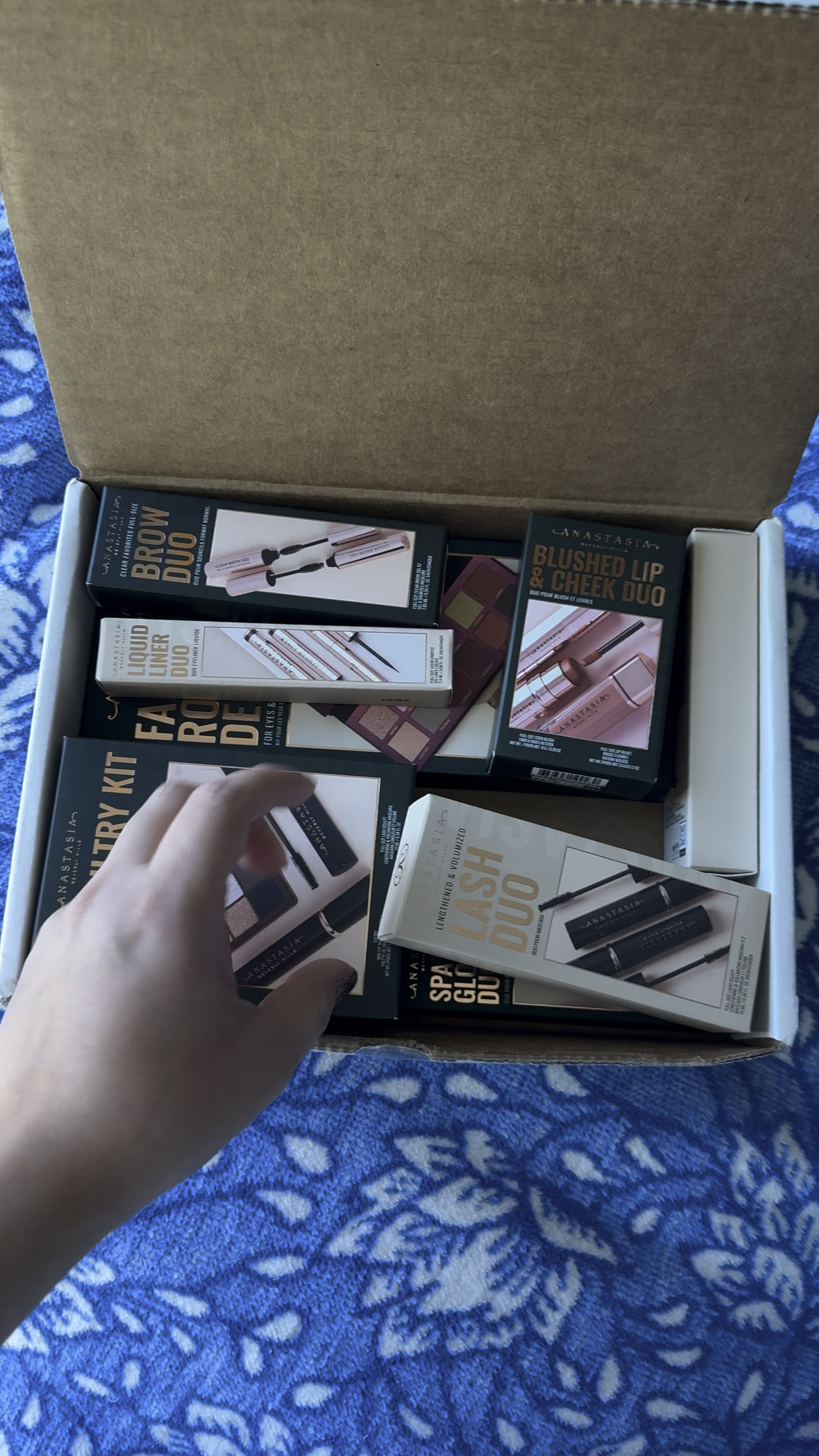 Check out the Holiday Make Up Kits from @anastasiabeverlyhills I am OBSESSED with all of these! 

They would make perfect stocking stuffers this holiday season!

#ad #anastasiabeverlyhills #beauty #beautymusthave #holidaygiftidea #holidaygift 

#LTKHoliday #LTKSeasonal #LTKGiftGuide