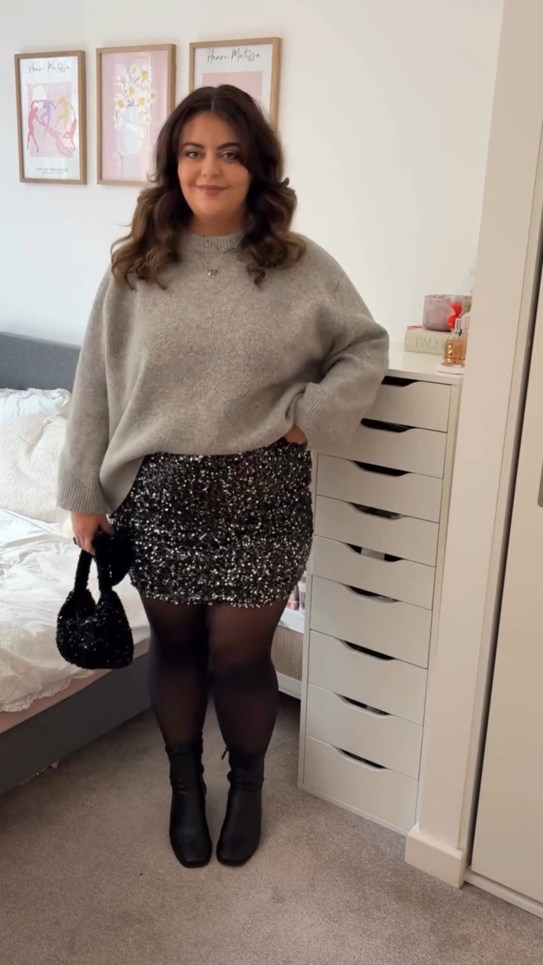 I'm obsessed with pairing mini skirts and jumpers and adding some sequins makes for a super easy festive look 🙂‍↕️✨

#sequinskirt #midsizefashion #midsizestyle #winteroutfit #festiveoutfit #curvefashion #curveoutfit