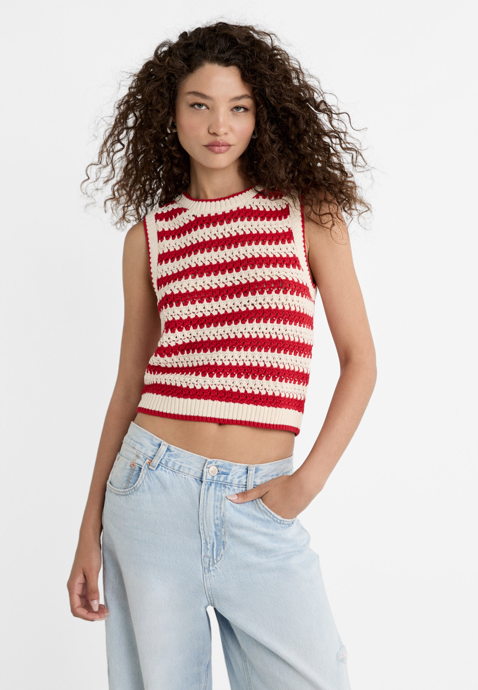 Gestreifte Strickweste in Häkeloptik | Stradivarius DE