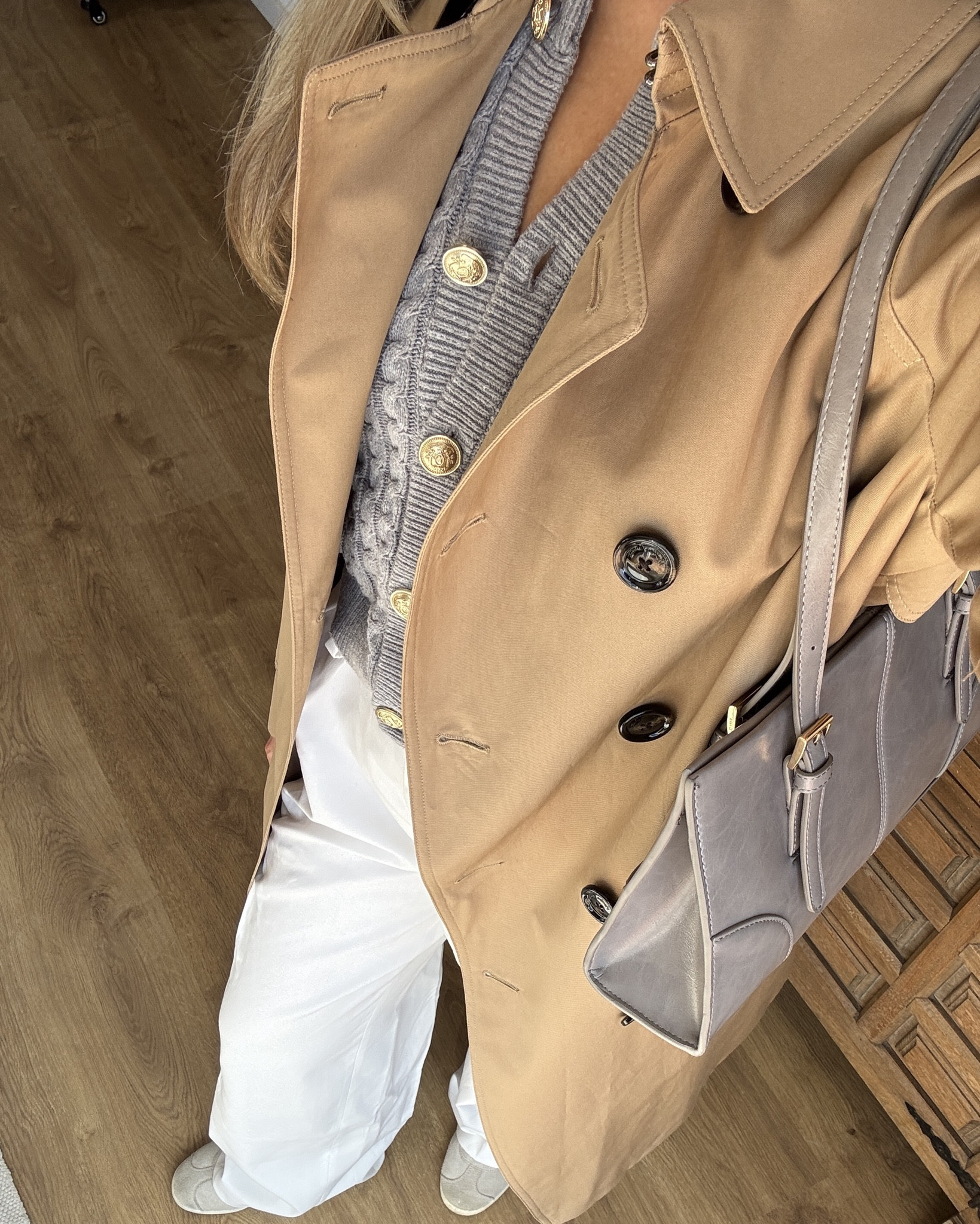 Casual autumn trenchcoat look🧥🩶

#LTKWorkwear #LTKItBag #LTKSeasonal