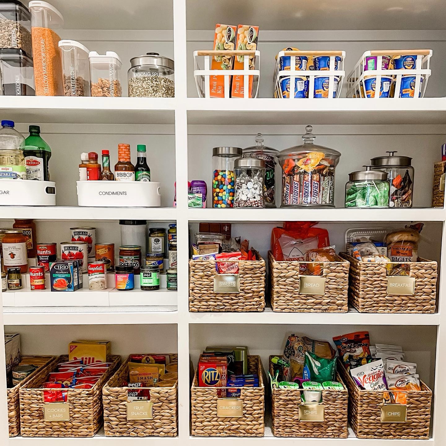 Product can do absolute wonders in a space! Not only does it corral by category, but it provides you with limits...which is always a great thing, in my book.
•
Now to go satisfy my sweet tooth craving!! 🍬