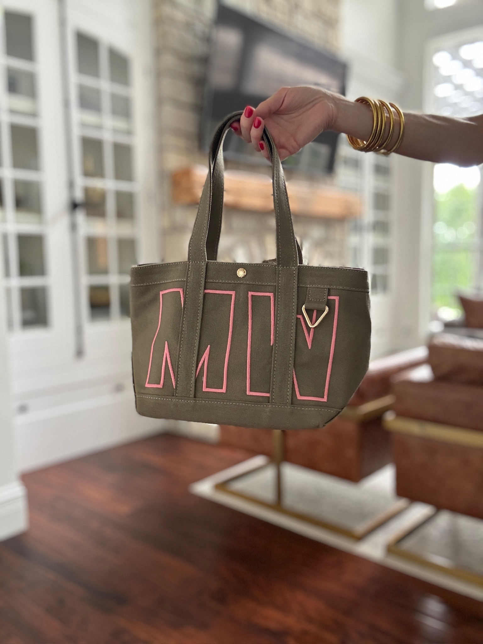 To go with your cute new work outfits, you need a fun bag to bring! These @baublebar totes come in multiple colors and sizes! They take a while to ship to grab it now to get in time for the school year