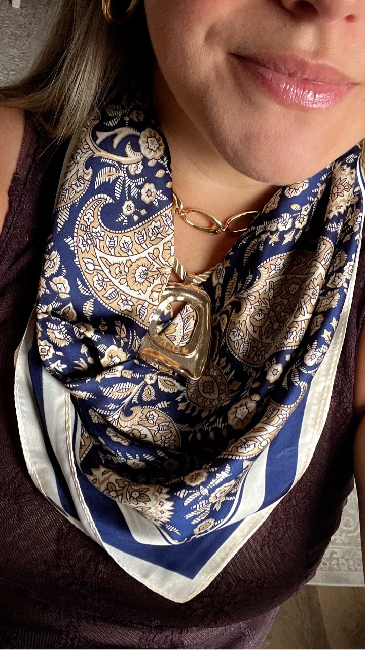 Scarves are back 🤎 such an easy way to accessorize any outfit! Here’s 2 ways you can style them👆🏼

#OOTD #personalstylist #virtualstylist #outfitidea stylehacks