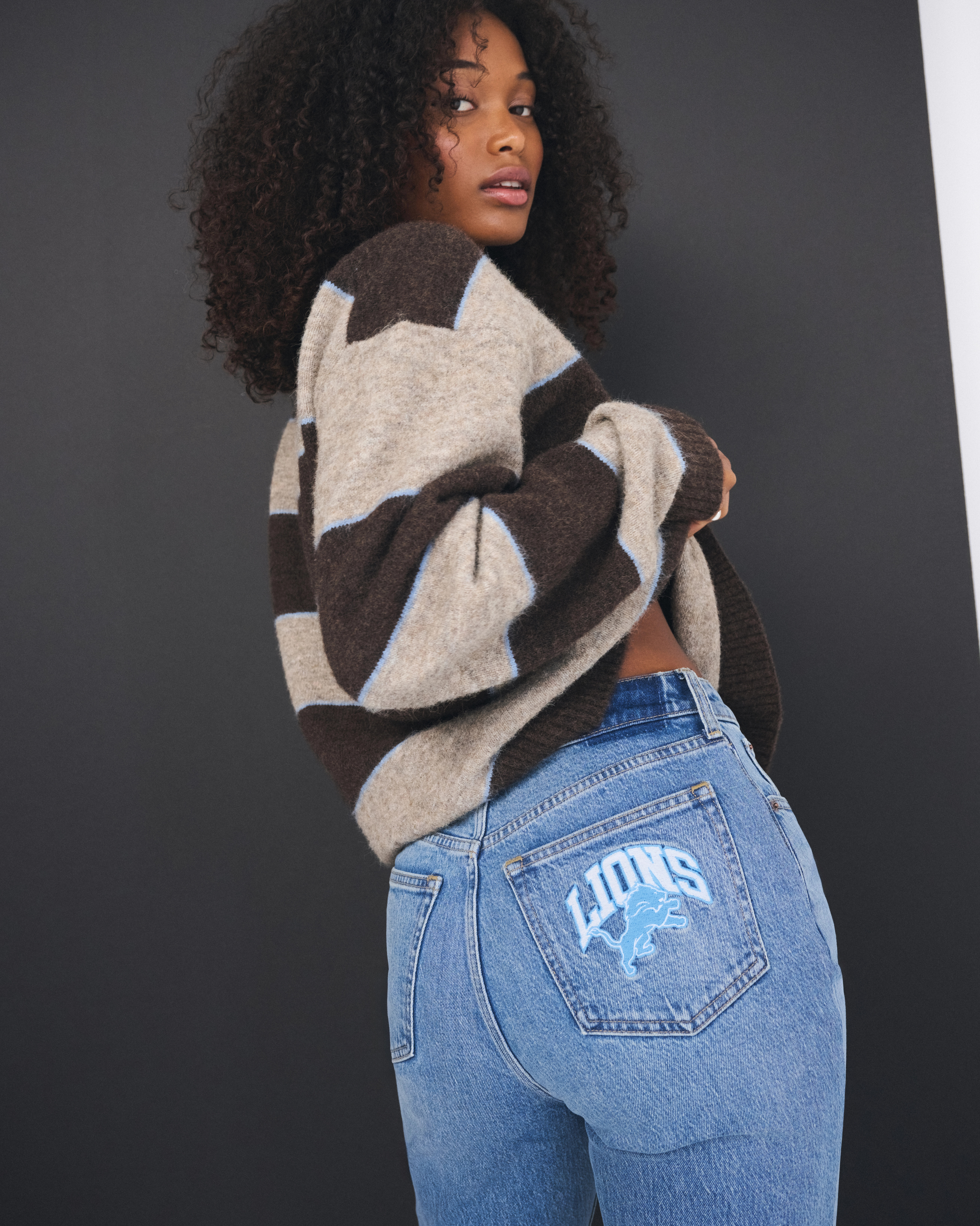 Curve Love High Rise 90s Relaxed Detroit Lions Embroidered Jean | Abercrombie & Fitch (US)