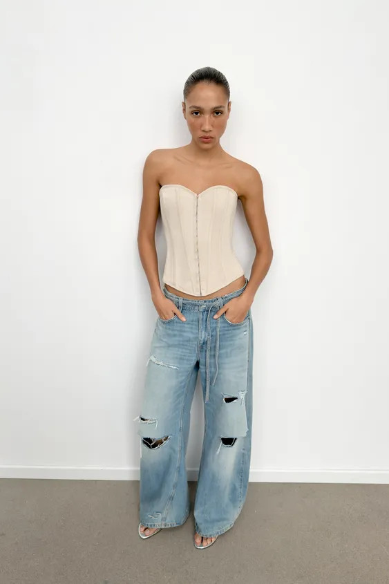 Sweetheart neckline and off-the-shoulder top. Internal boning detail. Tonal inner lining. Front f... | Zara UK