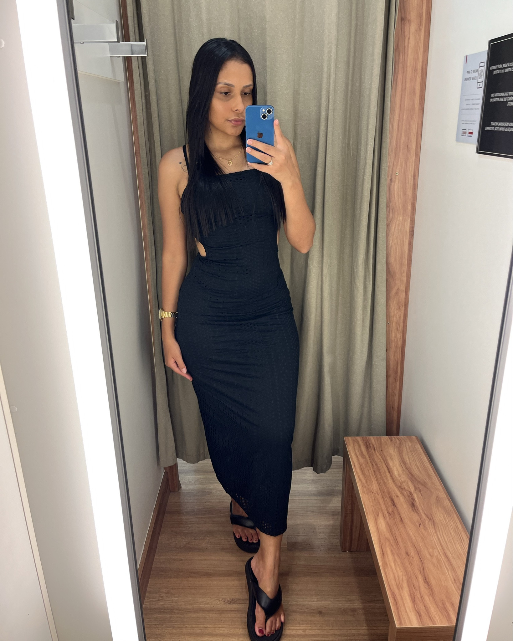 Encontrei o vestido midi perfeito para um date❤️ lindo, elegante e confortável. 

Detalhes: de alças, tecido texturizado, com recortes na lateral e fenda atrás.
*estou vestindo um P*

#vestidomidi #achadosrenner #moda #provadorrenner 

#LTKbrasil #LTKstyletip #LTKmidsize