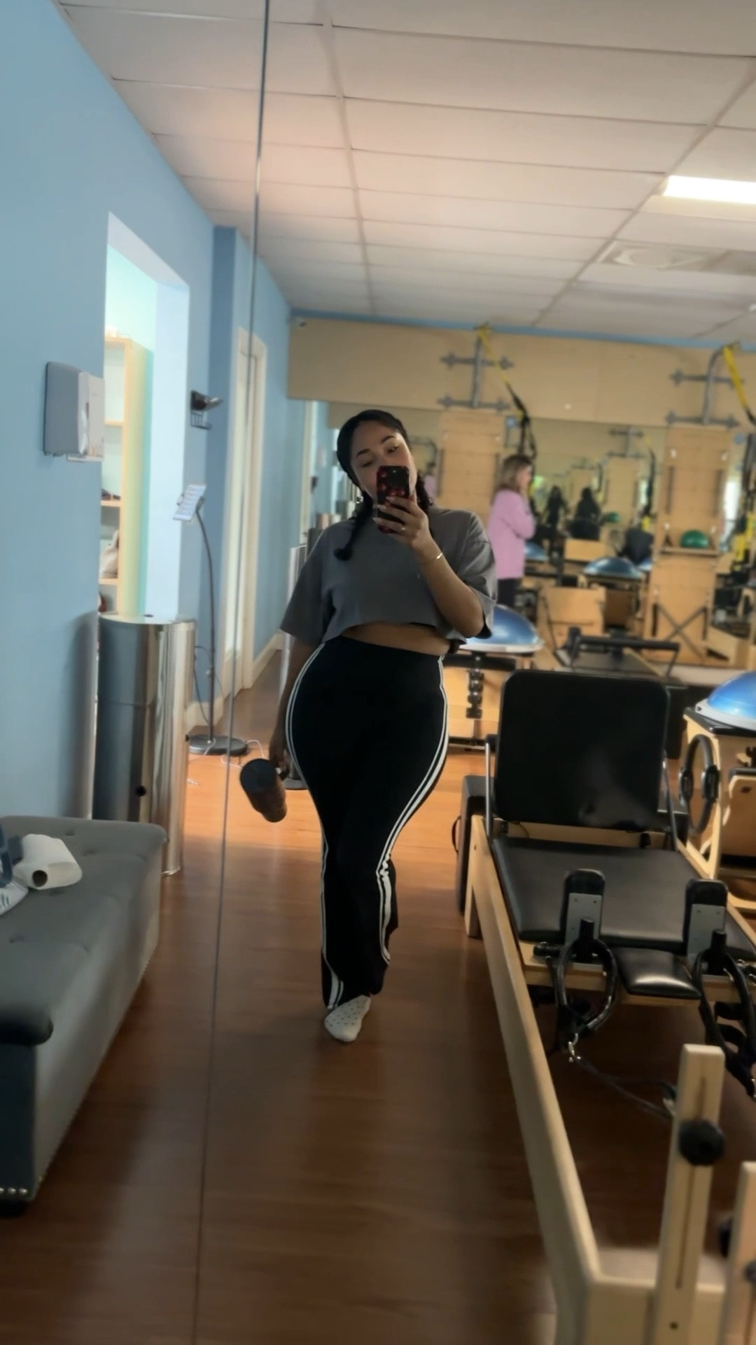 These Halara flared leggings are THAT girl. High waisted, tummy control, and the flare leg fit is so flattering — plus the stripe detail on the side?! Obsessed.

Wore these to pilates and got so many compliments. Paired with a cropped Amazon tee and my go-to workout headband for an easy, comfortable, put-together gym outfit.

If you’re looking for flattering black leggings, flare leggings, or cute pilates outfits that actually snatch and support, these are a must.

#halaraleggings #flareleggings #pilatesoutfit #gymstyle #athleisurelook #workoutoutfit #tummycontrolleggings #amazonfashion #ltkactive

#LTKActive #LTKfitnessgoals