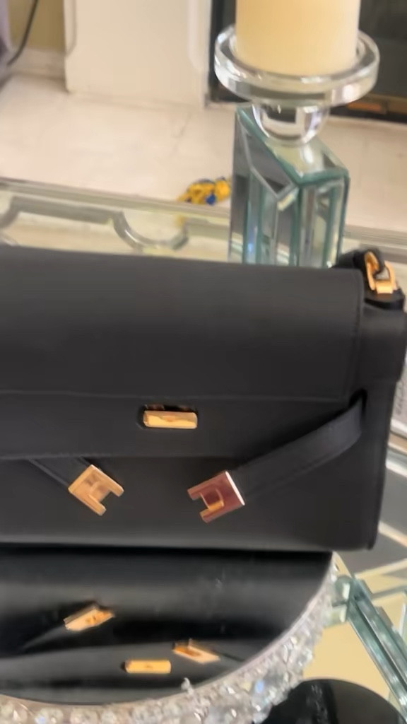 Shoulder Bag is one of those pieces that instantly makes your outfit look expensive without trying. The leather is so soft but still keeps its shape, and the gold hardware gives that polished, luxury feel. What I love most? It fits everything I need and still looks sleek — not bulky at all. I've styled it with casual outfits and dressed-up looks, and it works every single time. you're thinking about investing in a timeless everyday bag... this is
100% worth it. I've had mine and still reach for it constantly. Don't wait on the black
— it always sells out
• Tap to🖤

#LTKStyle #LTKFinds
#LTKItBag
#LTKLuxury
#LTKUnder1K
#ToryBurch #LeeRadziwill #DesignerBag #LuxuryStyle
#EverydayLuxury #TimelessStyle #ClassicFashion #CapsuleWardrobe #NeutralStyle #EffortlessChic #BagOfTheDay
#What/Wore #Stylelnspo
#FashionOver30
#LTKCreator
#ShopMyLook
#InfluencerStyle