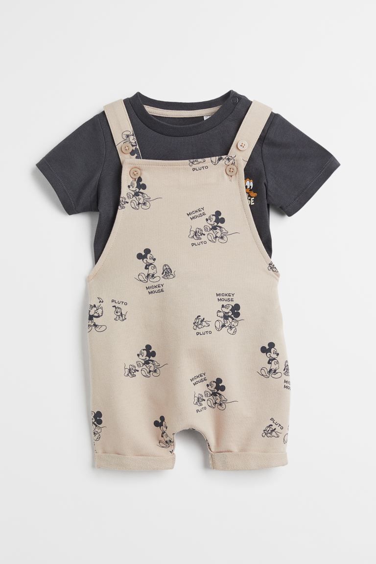 Set with a T-shirt and overall shorts, both with a printed design. T-shirt in soft cotton jersey ... | H&M (US + CA)