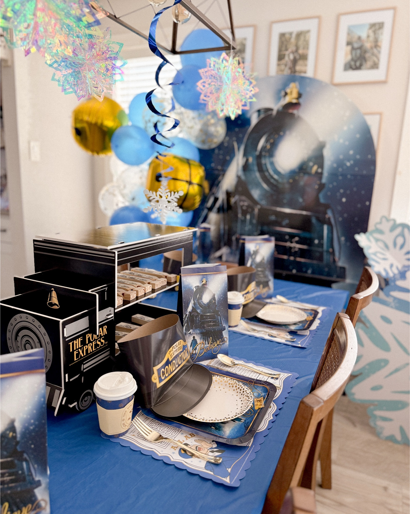 Polar Express Movie Night 🚂❄️

#LTKKids #LTKSeasonal #LTKHoliday