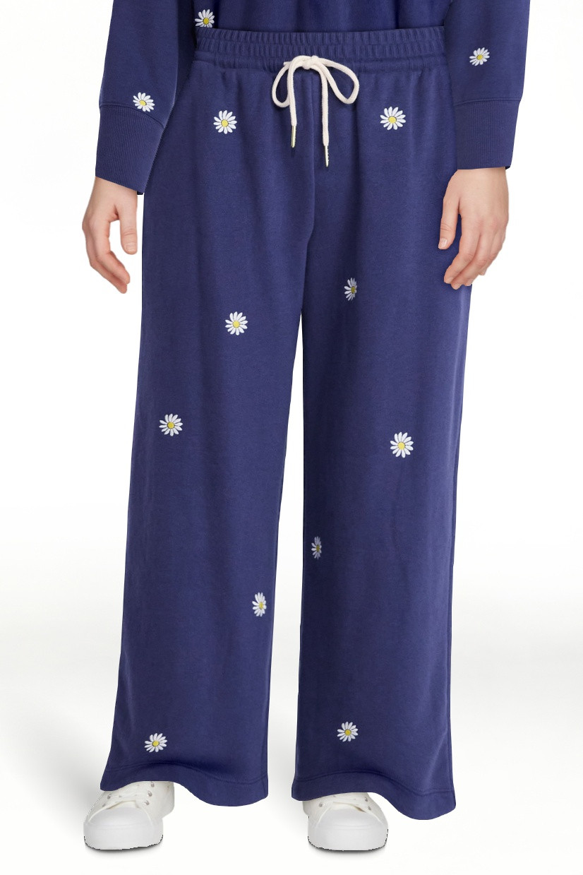Free Assembly Women's and Women's Plus Embroidered Cropped Sweatpants, 23" Inseam, Sizes XS-4X | Walmart (US)