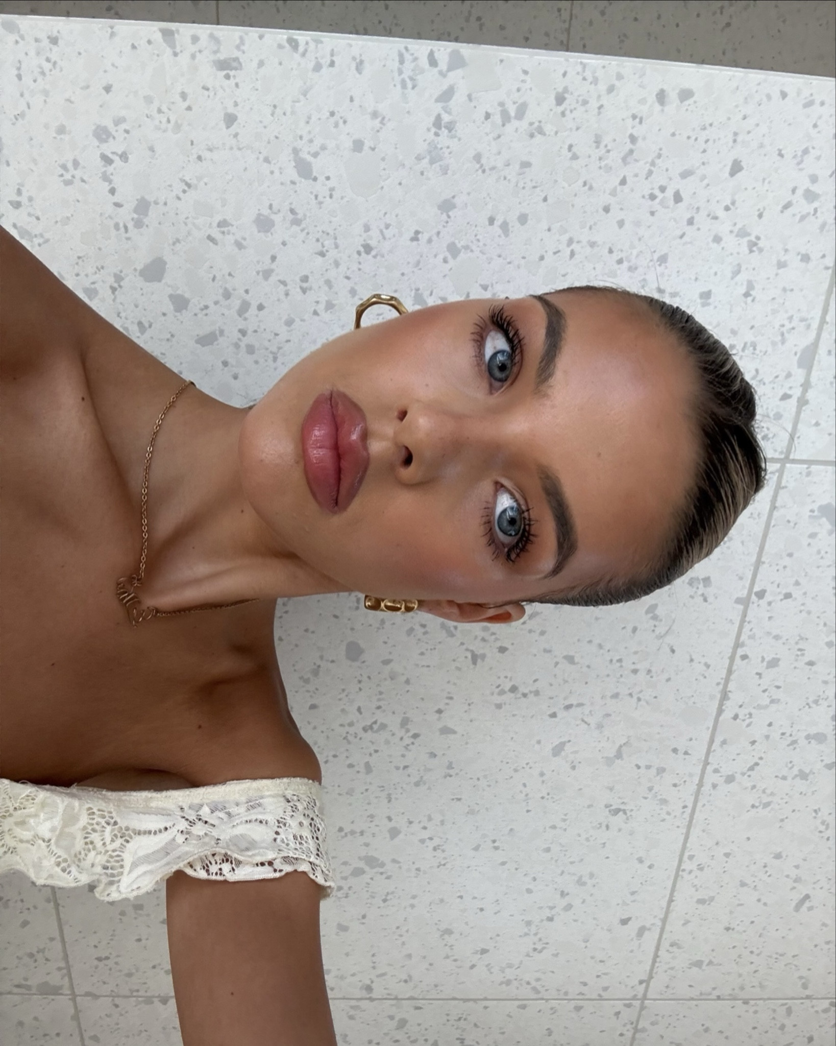 BRONZED & GLOWY MAKEUP !! 

All products linked x 


SHADES:

Foundation: Baklava 
Concealer: Medium neutral
Lip Liner shade: cool spice 
Dior lip tint shade: soft nude 
Merit Gloss shade: Pink Beet 
Mecca Max Contour: deep

