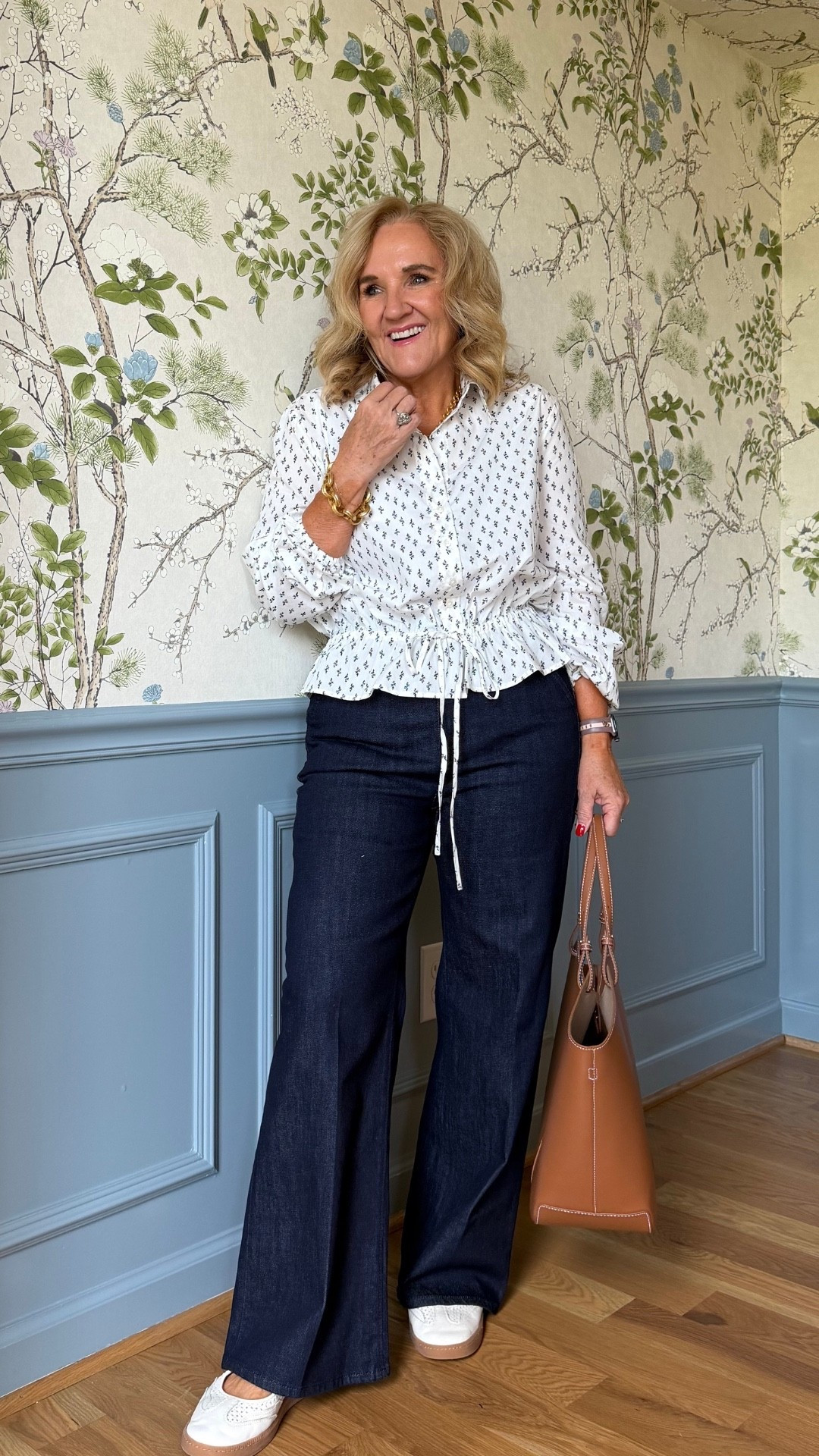 I like how this little floral blouse gives jeans a more feminine feel without being too fussy. I’m wearing a medium in the top and an 8 petite in the pants, and that tie waist is such a nice detail.