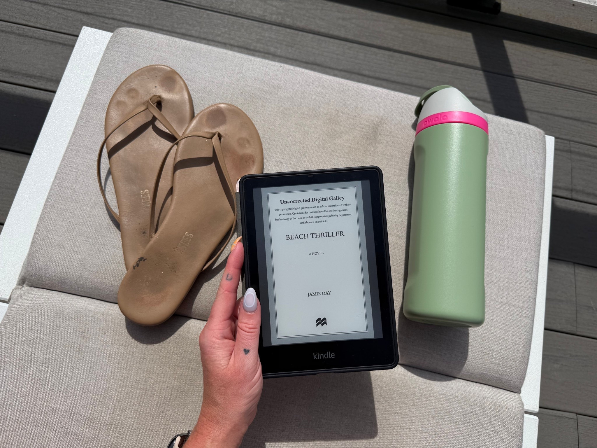 Beach thriller by Jamie day is a suspenseful thriller set in an idyllic beach town in New England. It’s available now on Audible Kindle, and wherever your favorite books are sold, I must read for summer.
Poolside beach reads in what to read on your next vacation