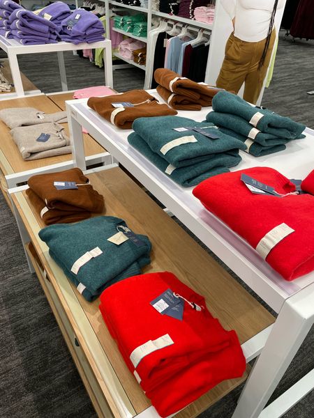 Did someone say cashmere?!?! Cashmere like sweaters from target in so many gorgeous colors for $25!!! 

#LTKfindsunder50 #LTKGiftGuide