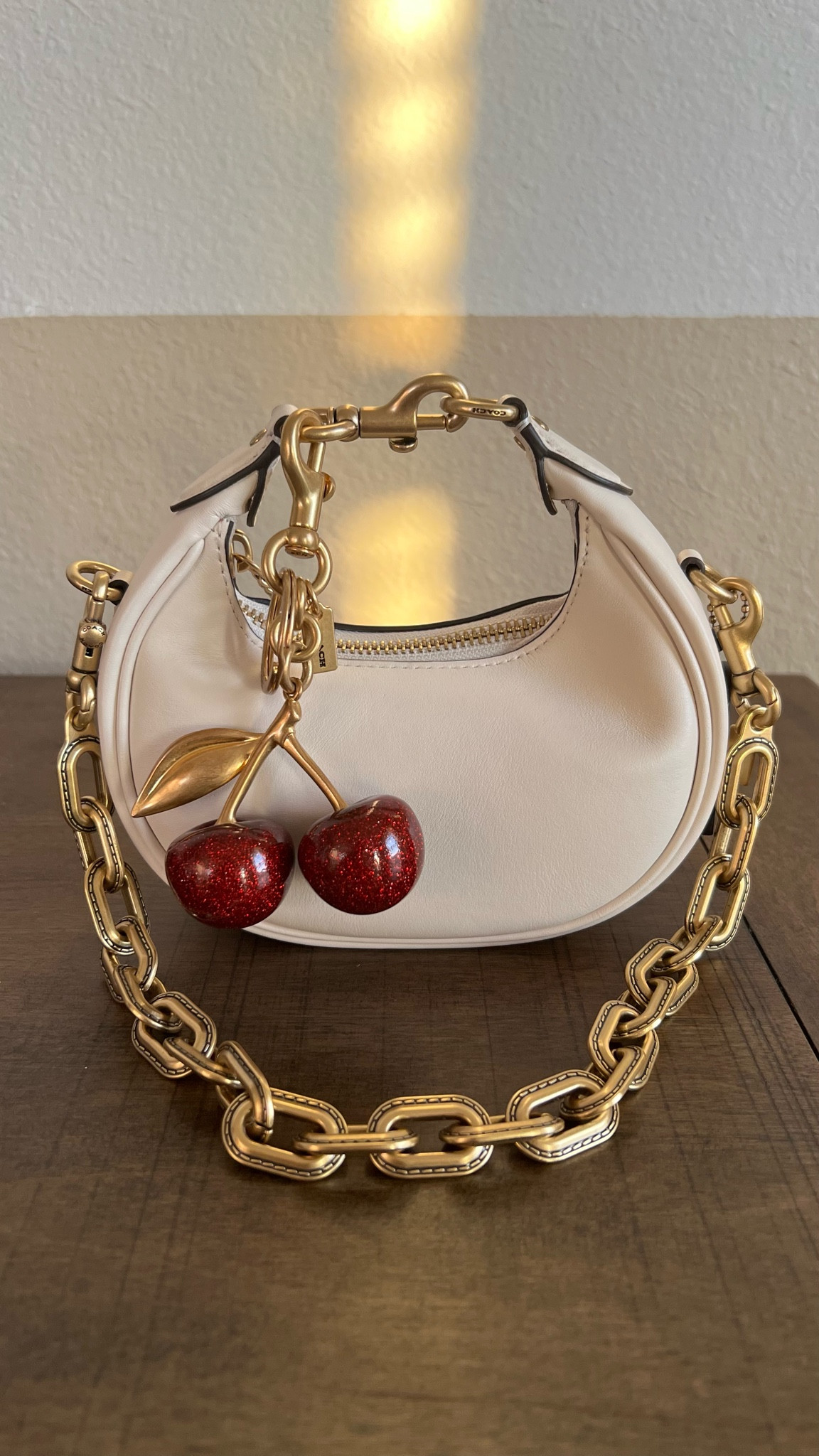 What’s in my Jonie coach bag 🌸🍒

#LTKFindsUnder100 #LTKTravel #LTKStyleTip