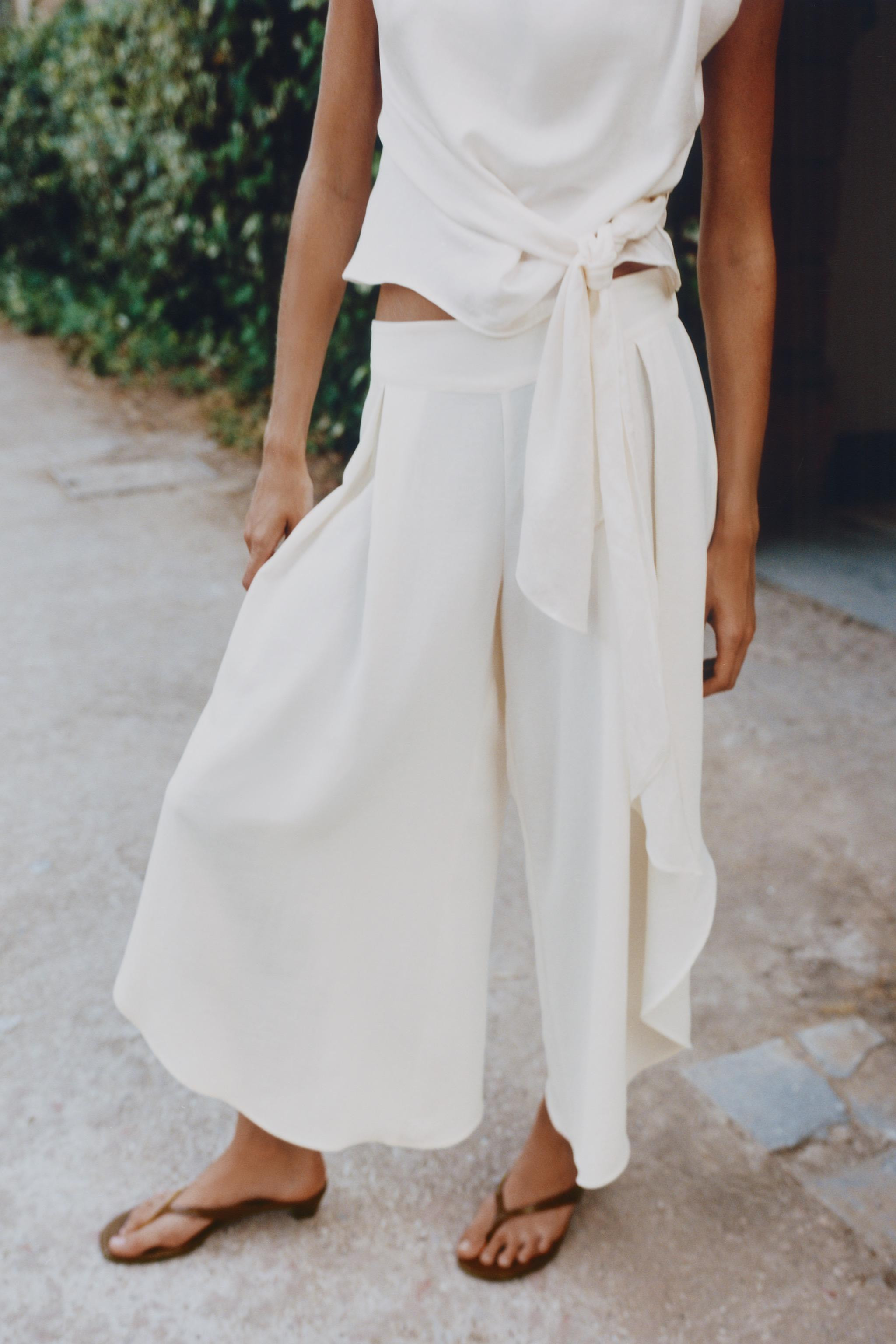 High-waisted pants with front pleats and an elastic waistband at the back. Cropped wide-leg desig... | Zara US