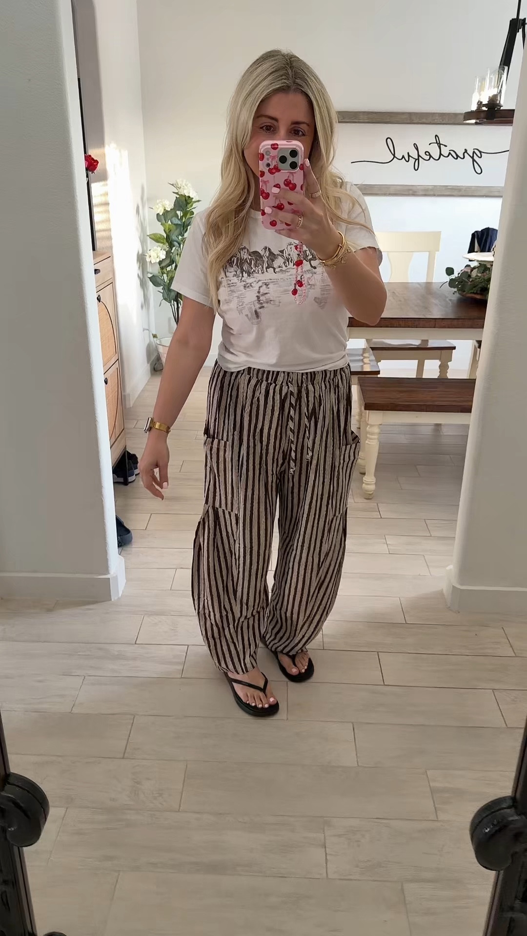 Comfy cute outfit
Size small
Flip flops tts