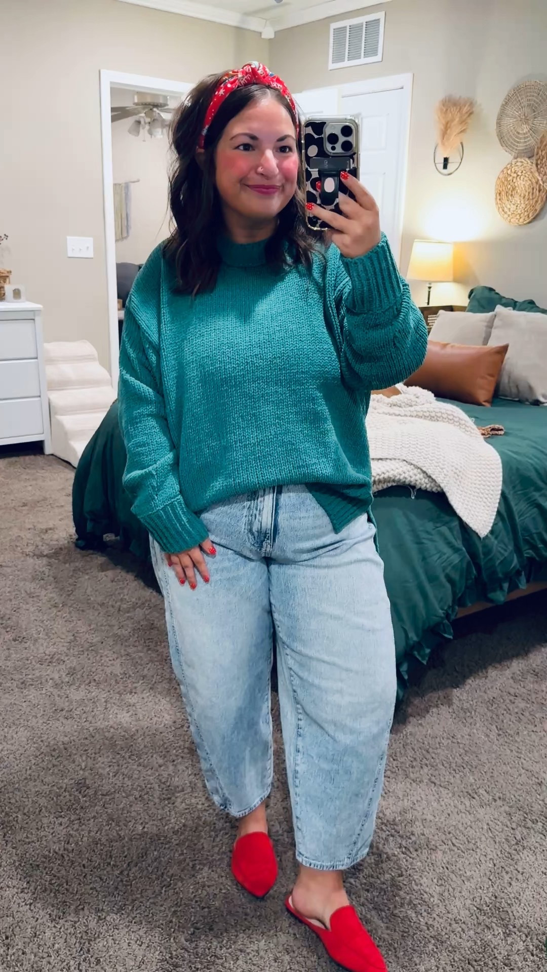 Subtle Christmas vibes but still totally festive ✨🎄 Keeping it cozy + classic 🌟

mules: fit true to size // wearing a 5
jeans: fit true to size // wearing a 14
sweater: fits oversized // wearing a medium (fits like a large) 

 

#LTKHoliday #LTKootd #LTKSeasonal