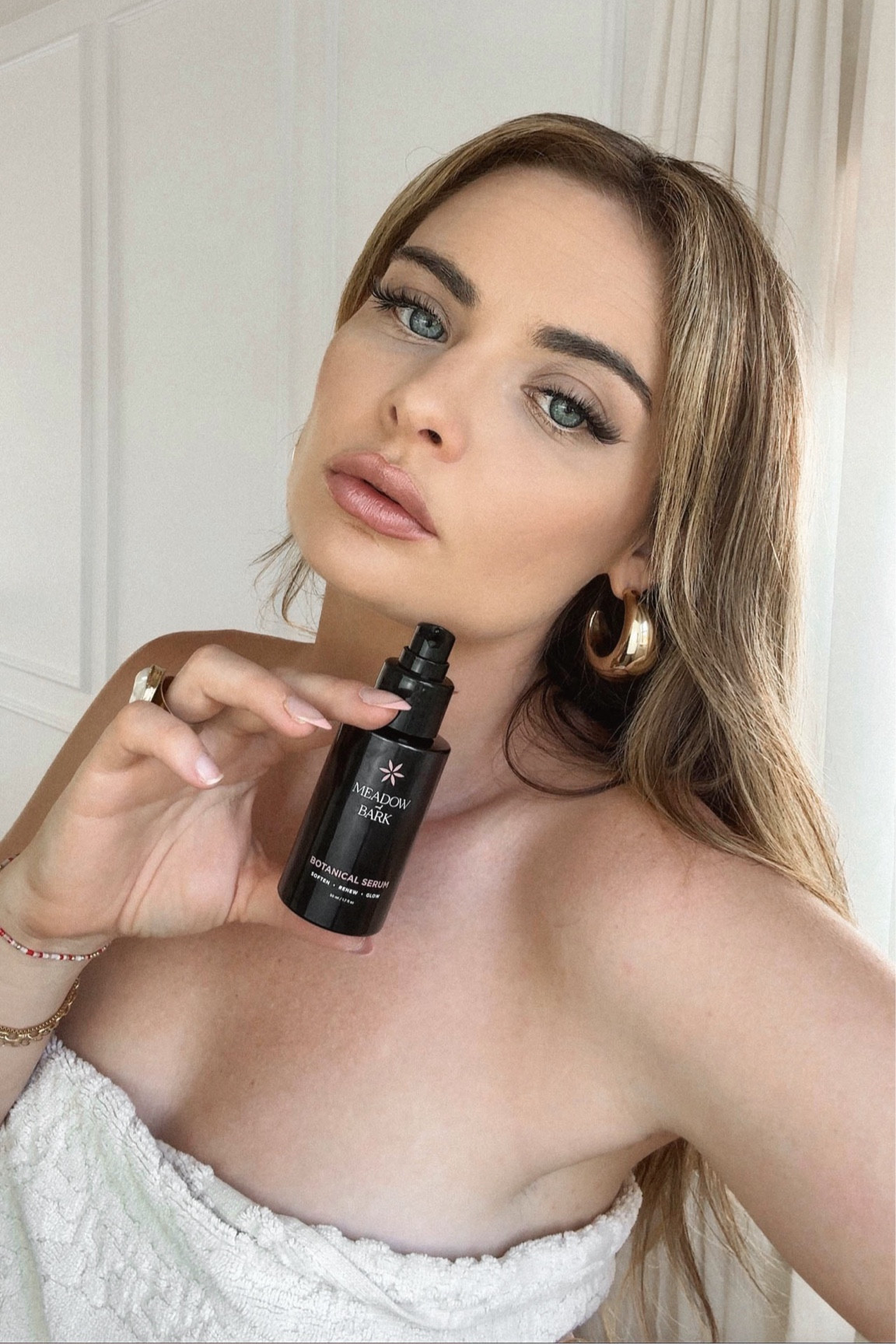 POV: your skin is finally thriving since you found your perfect skincare routine 🤍

Breaking down my new @meadowandbark routine step by step:
1. Envy Oil Cleanser - apply 2 pumps to dry skin, remove with wet wash cloth 
2. Facial Mist - spritz 2-3 times face and neck - this floral smell is so refreshing and leaves my skin dewy!
3. Use Zit Slayer as needed for active blemishes.
4. Mix 1 pump of Brightening Essence + 1 pump of Botanical Serum in your palm, rub palms together to activate and apply to your face by pressing into your skin and massaging up towards your hair line.
5. Everyday Sun Shield - dot entire face with this moisturizer containing Vitamin C, Hyaluronic Acid and non-nano Zinc to seal in your serums and keep the pollution and free radicals off your skin. It also has a slight shimmer and makes my skin look & feel airbrushed!
6. Apply makeup, or go without because your skin will be so radiant!

shop this routine here!

#meadowandbark #skincare #seedtobottle #bluebeauty #ad

#LTKBeauty #LTKWedding #LTKSaleAlert