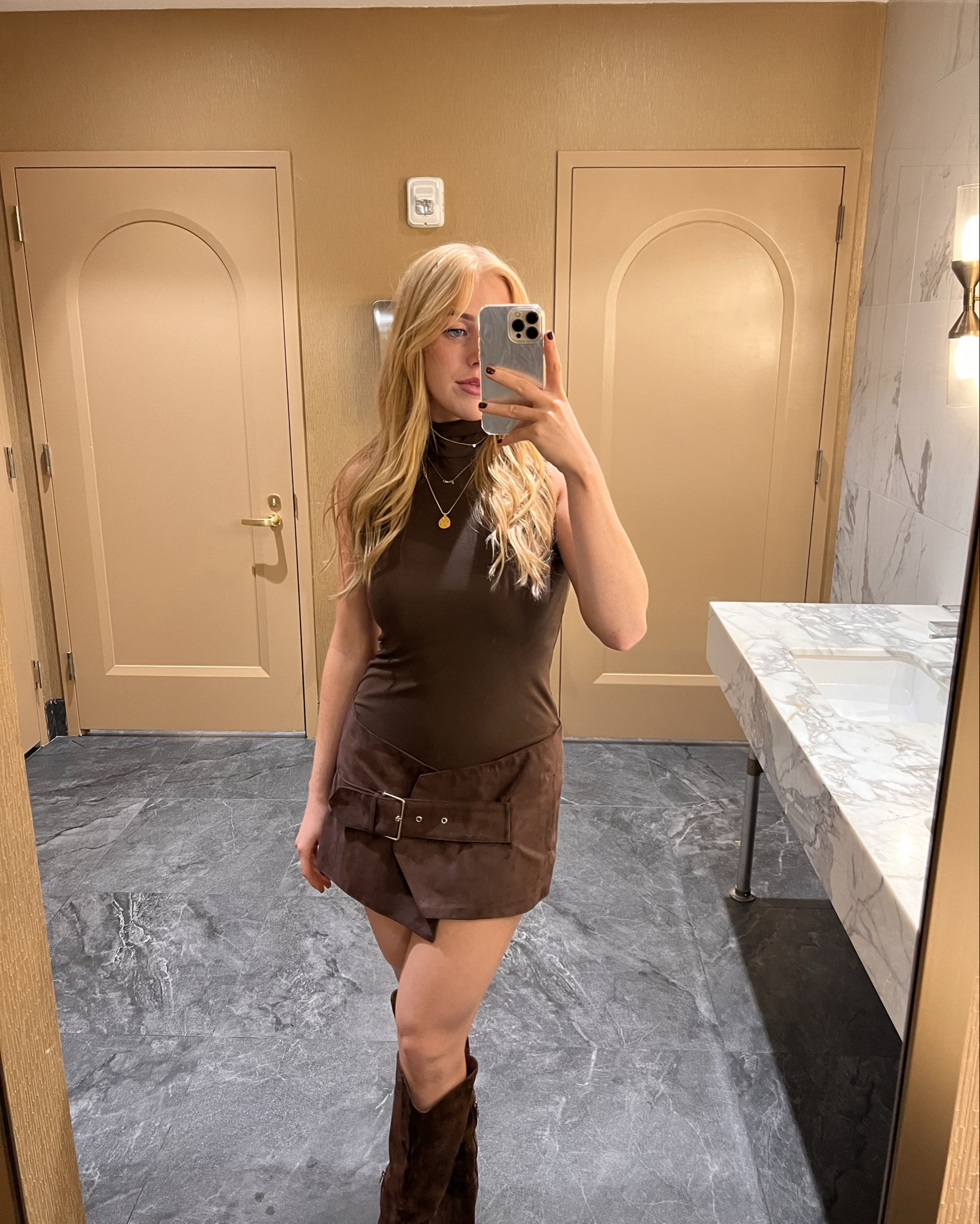 Zara Playsuit for fall 

Zara Tag: Contrasting Faux Suede Jumpsuit Dress in M


#LTKStyleTip #LTKSeasonal #LTKHoliday