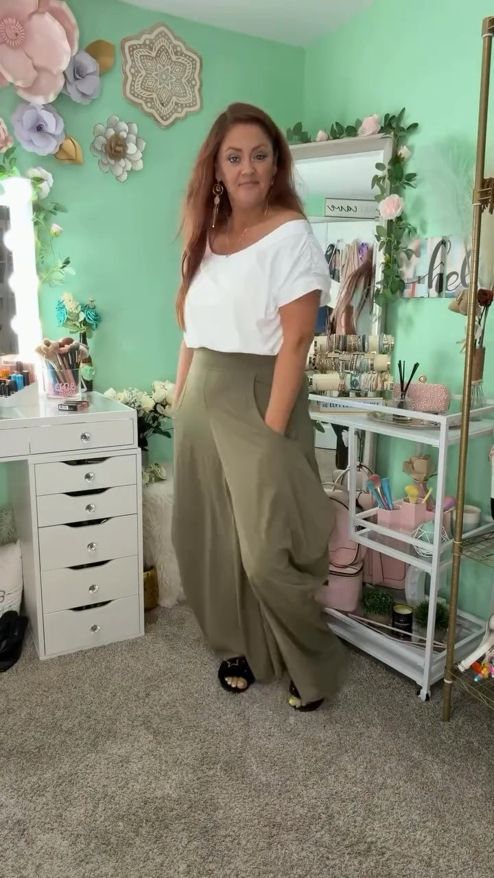 Wearing these pants from @halara_official all week on repeat. Between how comfortable these are and my inability to leave my heating pad, I’m sure you can guess why? #bestperiodpants #halarafreepeopletop