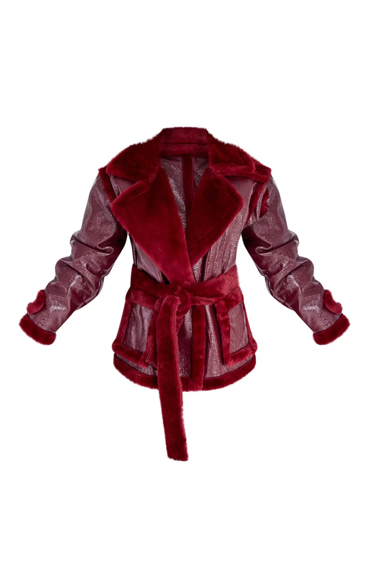 Manteau en vinyle bordeaux à bordure en fausse fourrure et ceinture | PrettyLittleThing (FR)