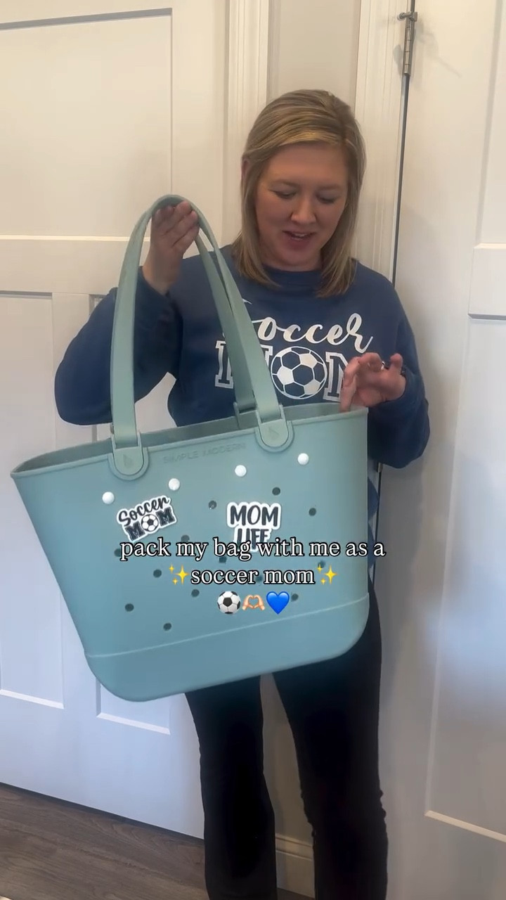 sports moms - what would you add? ⚽️🏀🏈⚾️
.
Comment “bag” for the links to everything you see here 🫶🏻 or you can find it linked in my Amazon storefront ~ link in my bio ❤️