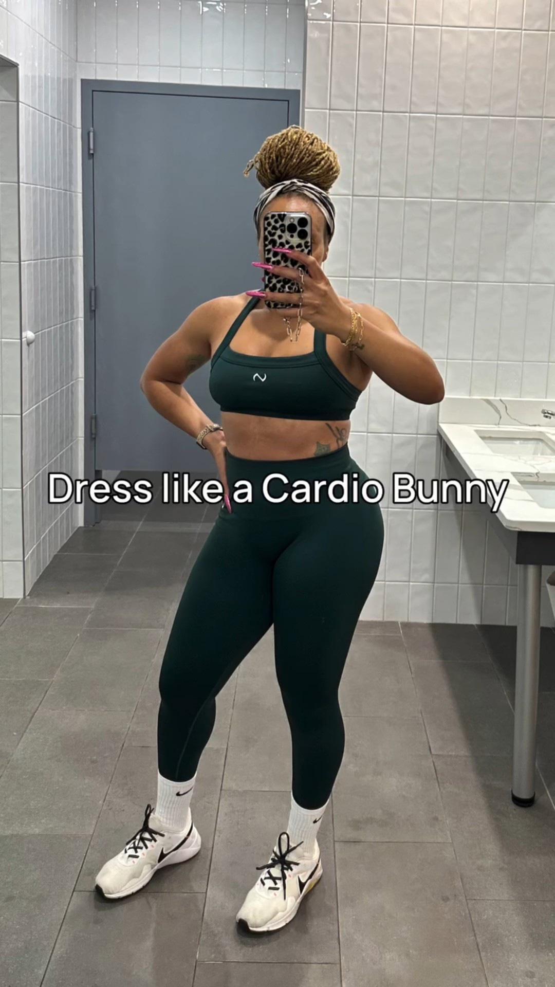 Welcome to my side of IG!!
Where the girlies look cute 🎀 & lift heavy 💪🏽

Outfit: @tlfwomen 
Gloves & headband: @amazon