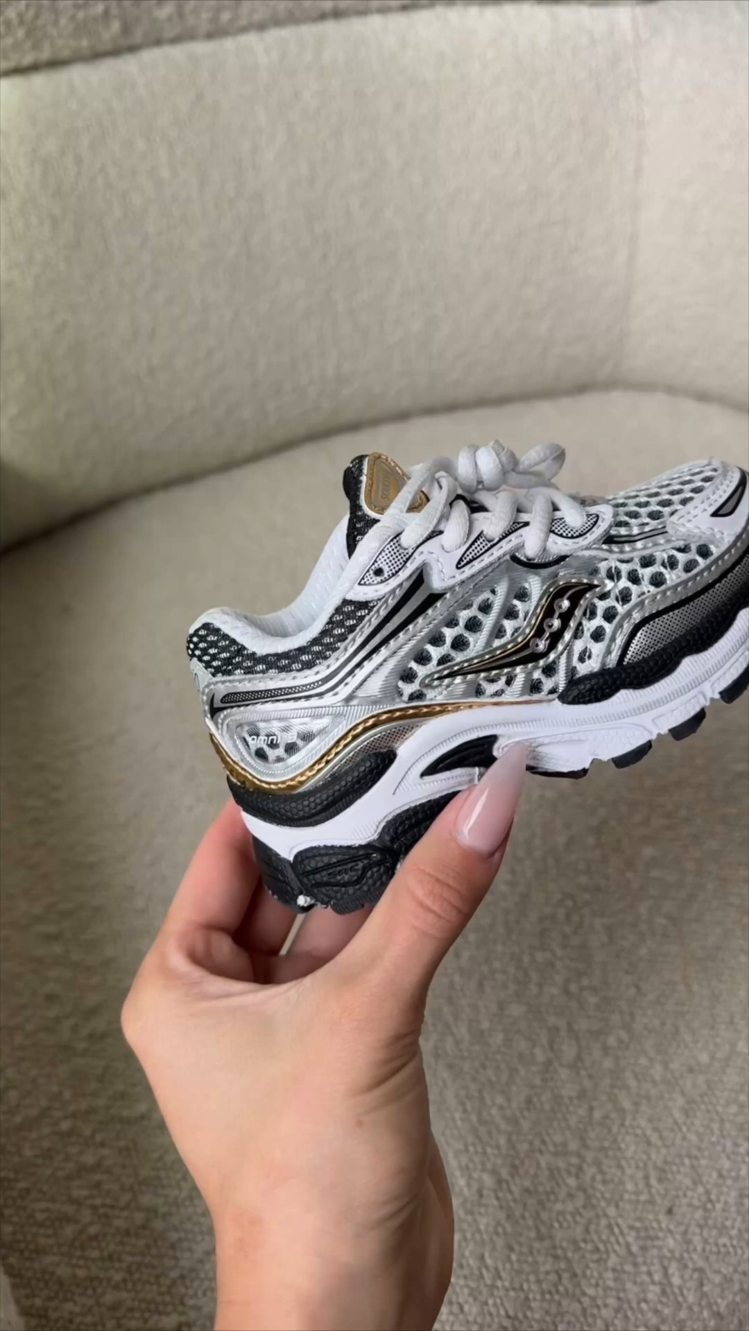 Saucony Omni 9 🖤 in 5C

#LTKFindsUnder100 #LTKmomlife #LTKBaby