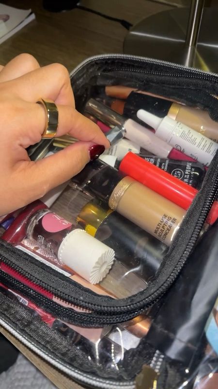 Travel makeup bag ✅ En esta bolsa cabe de todo, tiene división para brochas y, como es de plástico, se limpia súper fácil ✨

#LTKstyletip #LTKGiftGuide #LTKbeauty