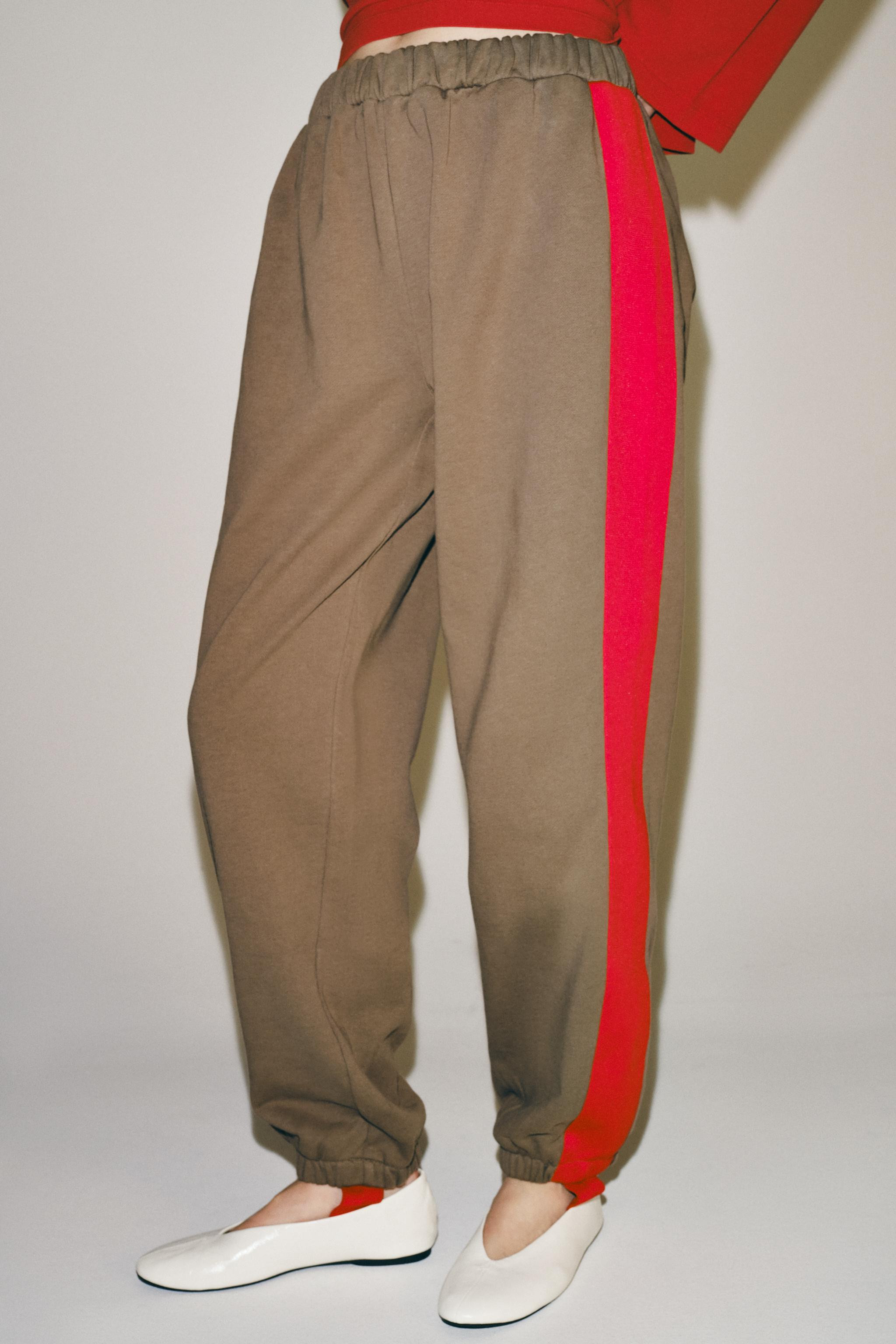 Trousers made of cotton yarn. Mid-rise with an elastic waistband. Featuring contrasting side stri... | Zara US