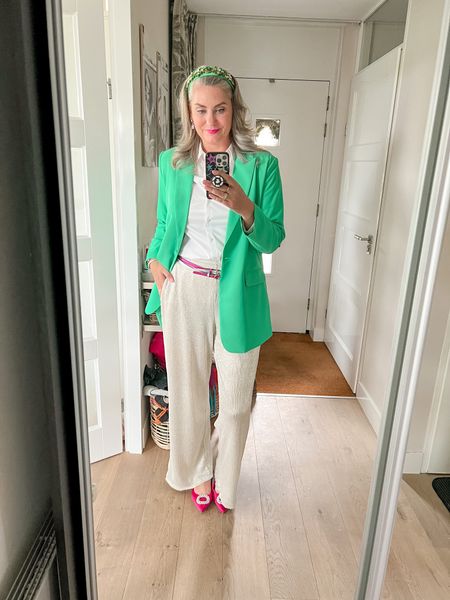 Outfits of the week

Saturday night and we have a birthday party to attend. I am wearing a bright green oversized blazer (Sisters Point, last year), a white collared shirt, flowy silver trousers (Shoeby, M), hot pink satin diamanté flat shoes, fuchsia and silver belts and a green embellished headband. 



#LTKstyletip #LTKeurope #LTKcurves