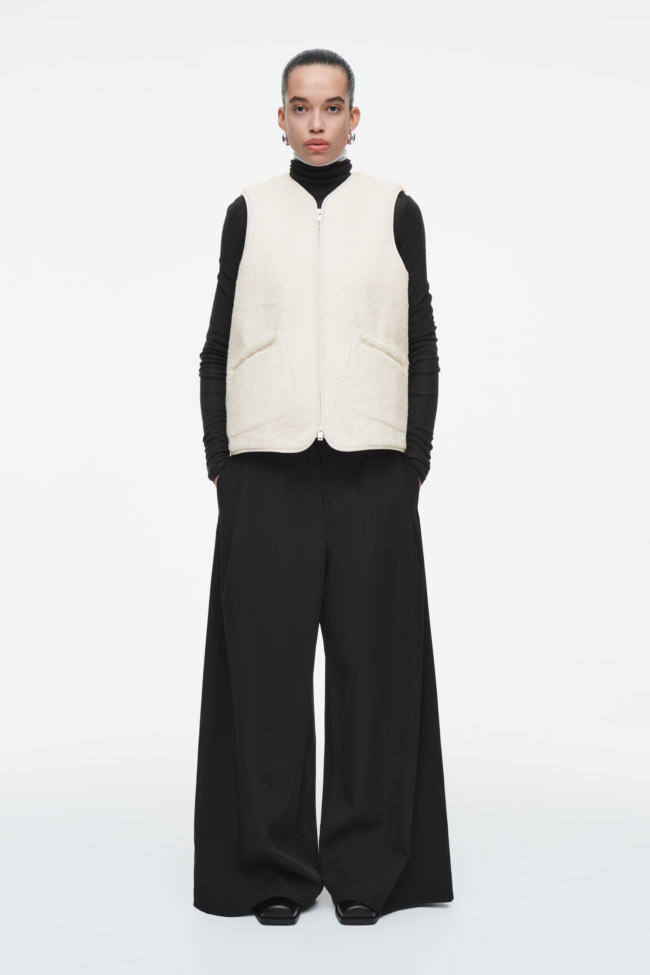 OVERSIZED-WESTE AUS KUNSTLAMMFELL - ELFENBEIN | COS | COS (EU)