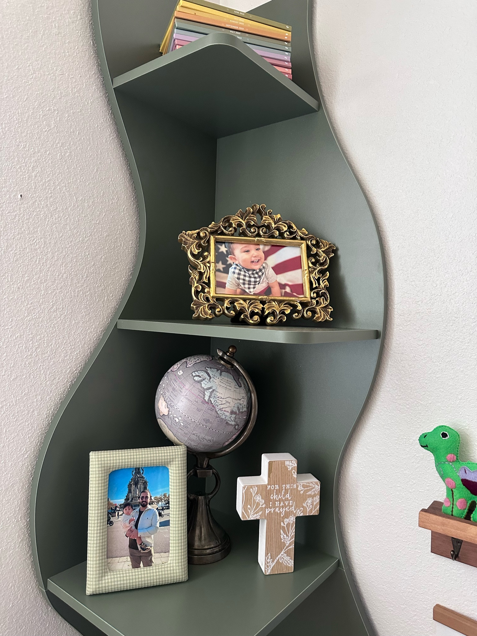 A wavyyyyyy bookshelf for the toddlers room 〰️

#LTKFamily #LTKHome #LTKWatchNow