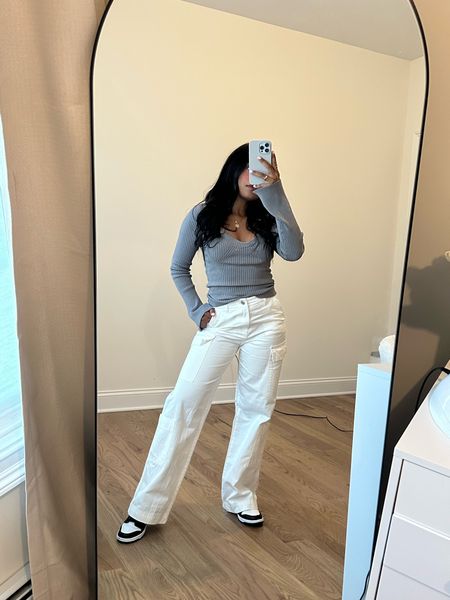 Cargo pants outfit
Casual outfit 
Wearing size 2 on pants


#LTKfindsunder50 #LTKshoecrush #LTKstyletip