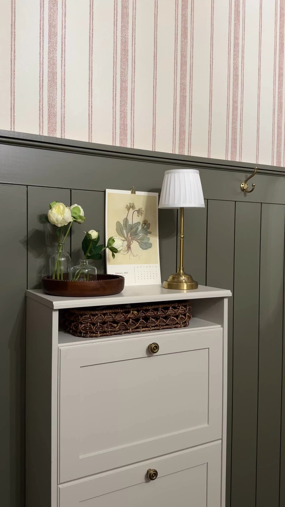 Little spring details in the laundry room! 