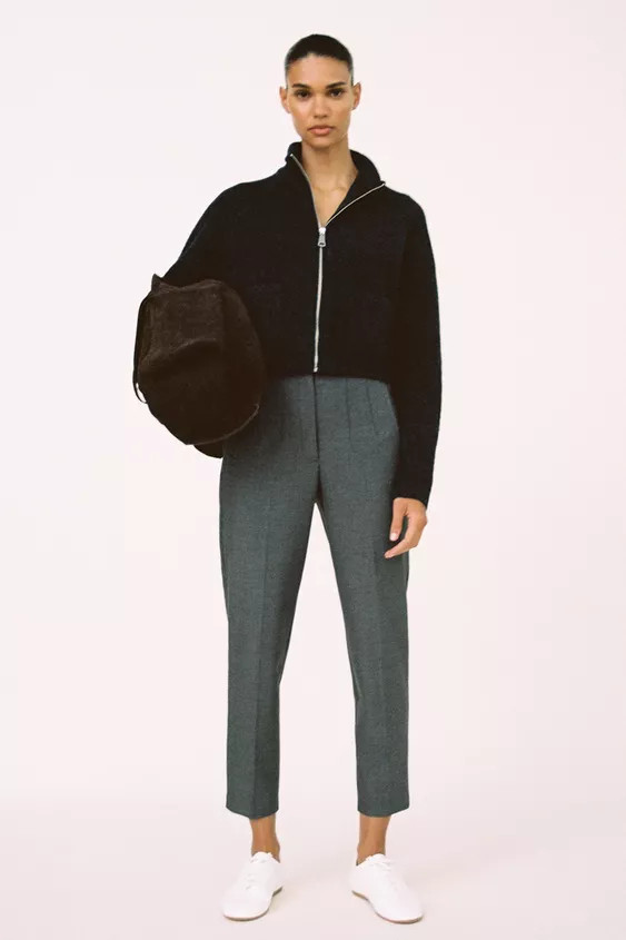 Pantaloni alla caviglia a vita alta con dettaglio di cuciture a vista sul davanti e sul retro. Ta... | Zara IT