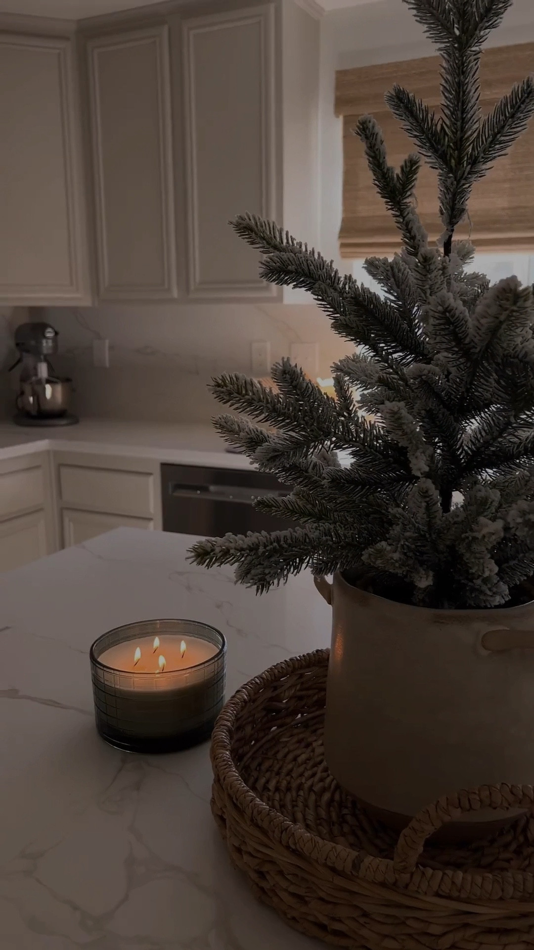 Touches of Christmas in the kitchen and family room



#LTKWatchNow #LTKHome #LTKHoliday