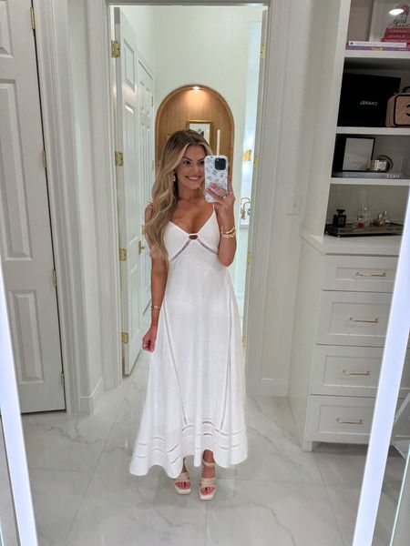 Brides, this one is for you! Such a pretty, simple white dress!  Save 20% on dresses plus an extra 15% with code: DRESSFEST

Size: XS

Summer dresses, wedding guest dresses, summer style, Abercrombie sale, Abercrombie dresses, summer trends