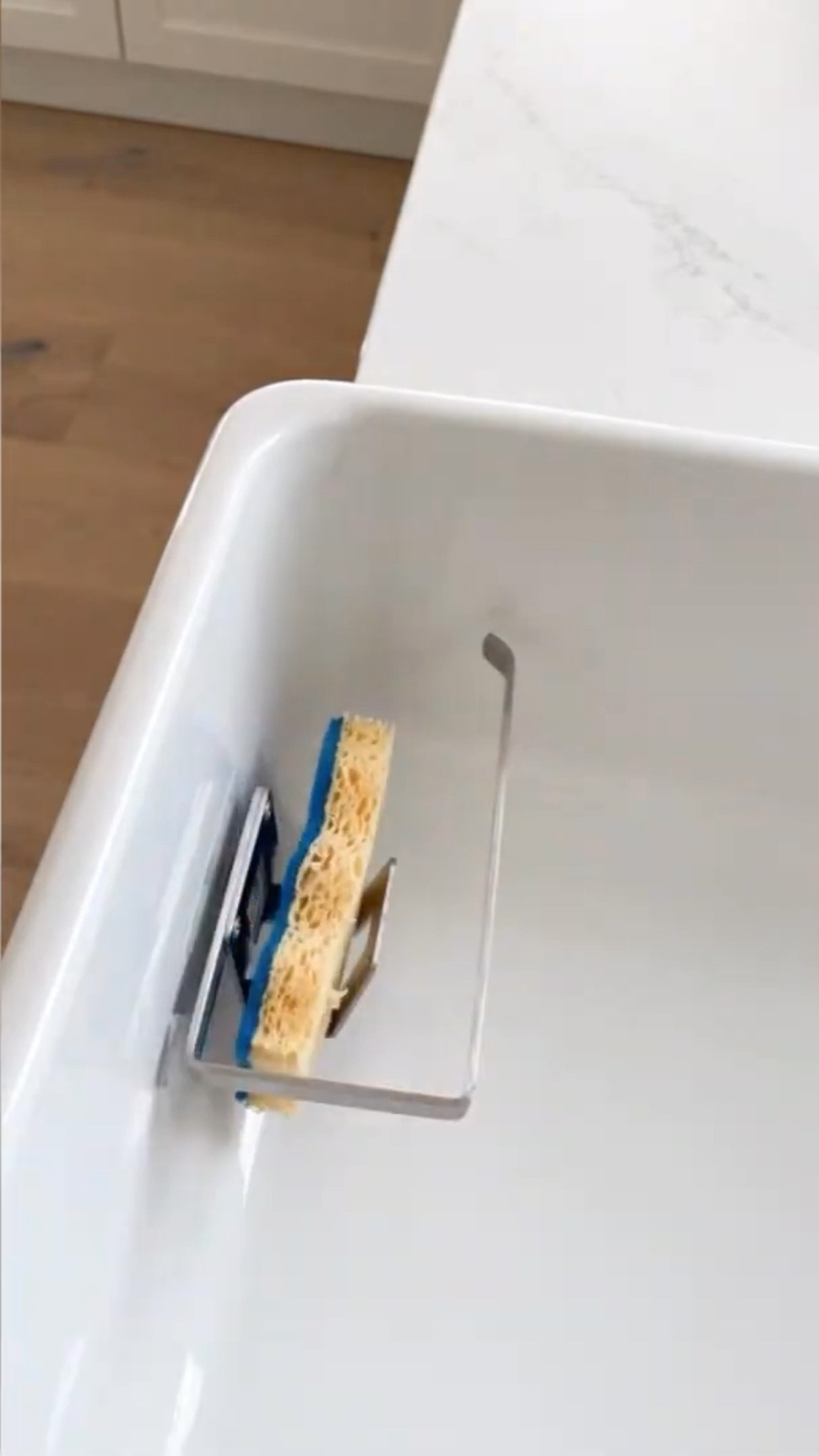 Wieso hab ich nicht schon viel früher von diesem coolen Teil gehört? 😜 Bisher hing unser bunter und meist dreckiger Lappen IMMER lieblos über den Wasserhahn, aber jetzt ist er schön versteckt außerhalb des Sichtfeldes und ein kleines Fach für den Schwamm ist auch dabei! 
Den Halter kann man übrigens jederzeit entfernen um das Spülbecken sauber zu machen und das Beste: es gibt ihn auch in schwarz für diejenigen unter euch mit schwarzer Küche oder schwarzen Armaturen 🖤 

#LTKdeutschland #LTKeurope #LTKhome