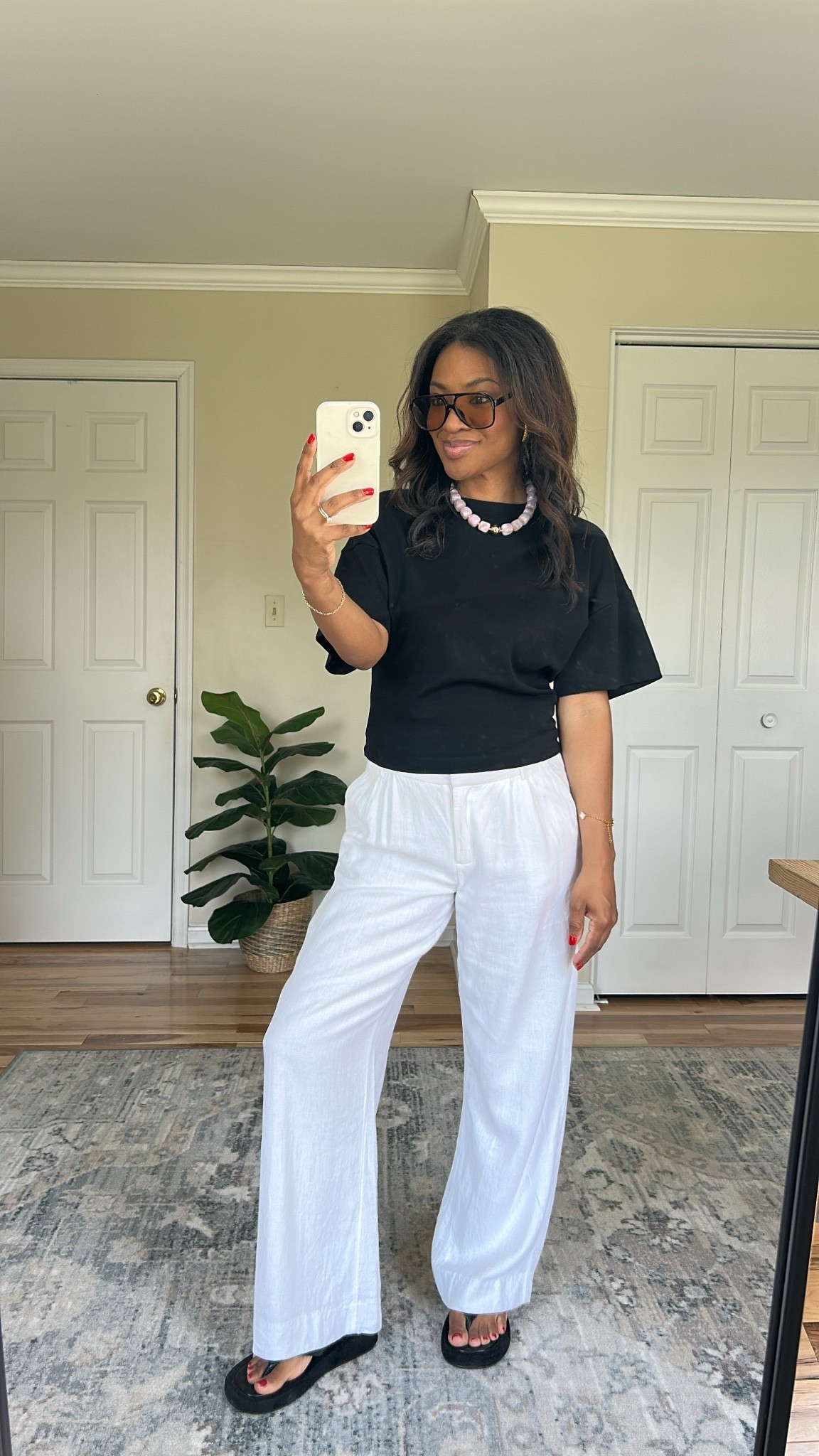 Aritzia top in size small. White linen pants in size 27 regular 

#LTKgrwm #LTKOver40 #LTKootd