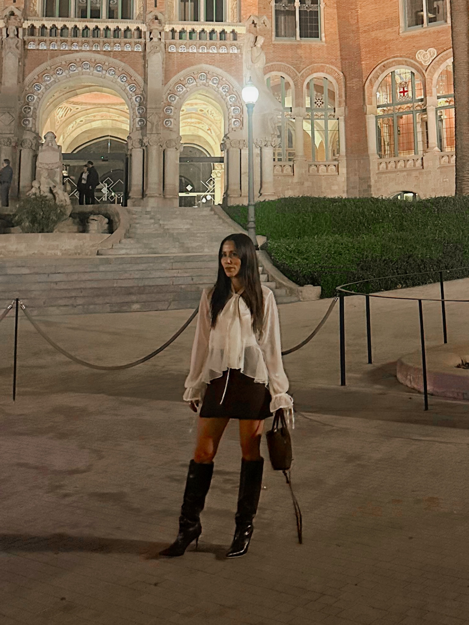 What I wore to the always very autumnal feeling 080 Barcelona Fashion Week opening night. Ruffled sheer blouse, with wool brown short skirt, and brown croc knee high boots with a brown suede bag. 