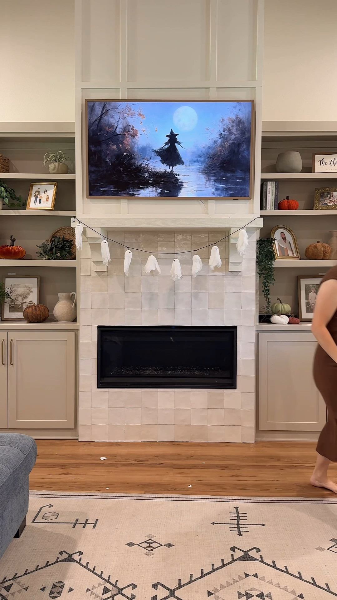 Made this ghost garland for our mantle 👻 I embroidered the eyes on the first little ghosty, but ended up cutting out eyes from black construction paper and gluing them on for the rest - it was a lot easier and I liked the look better 😅 was inspired by a photo I saw on Pinterest and made this one for myself 🫶🏻 

Materials used:
- Cheesecloth 
- black yarn
- Practice golf balls
- Needle and thread for eyes or black construction paper and glue