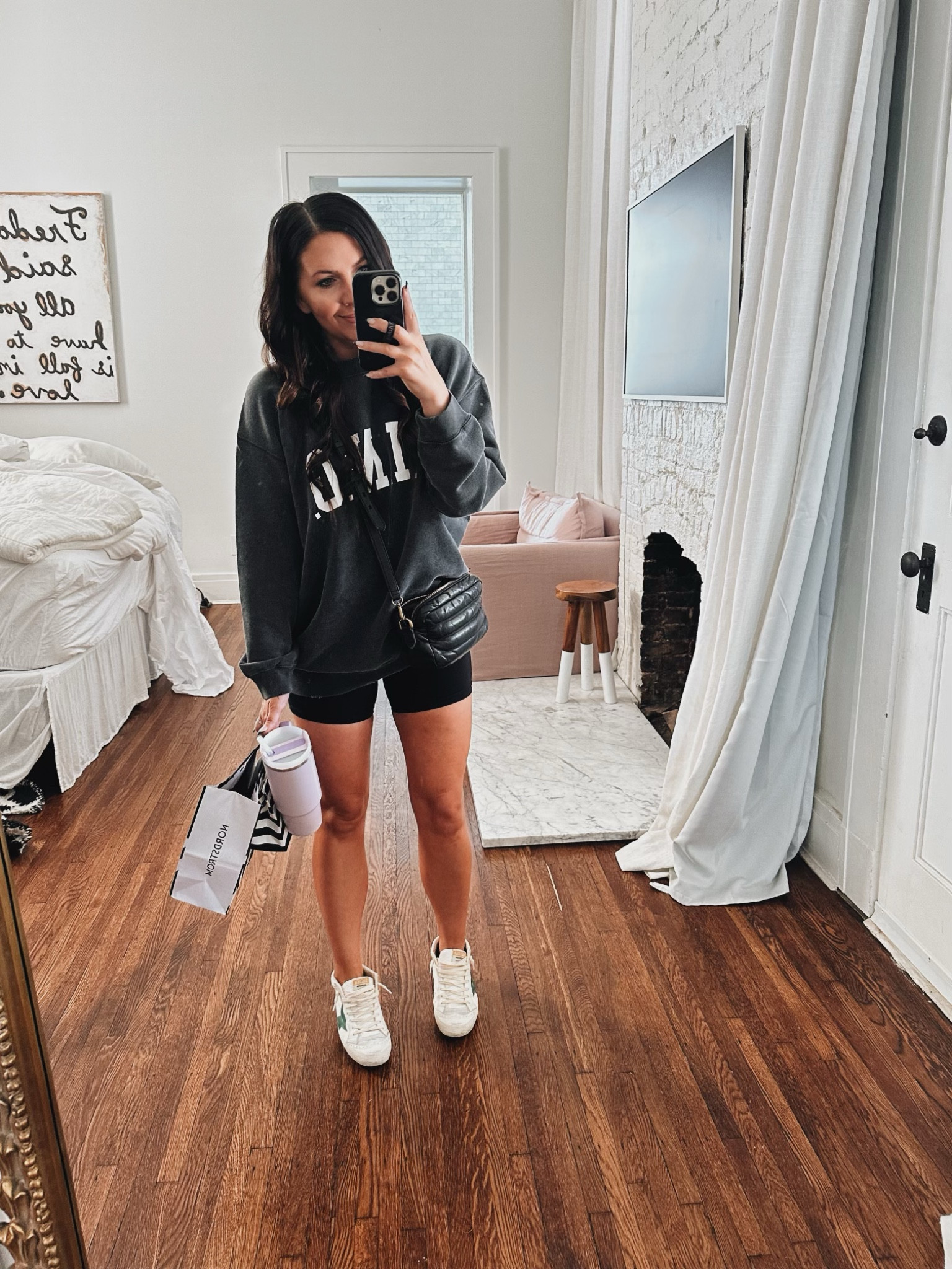 This Anine Bing sweatshirt might just be my new favorite. Ready to crush the day!!
#OOTD
#aninebing
#goldengoose