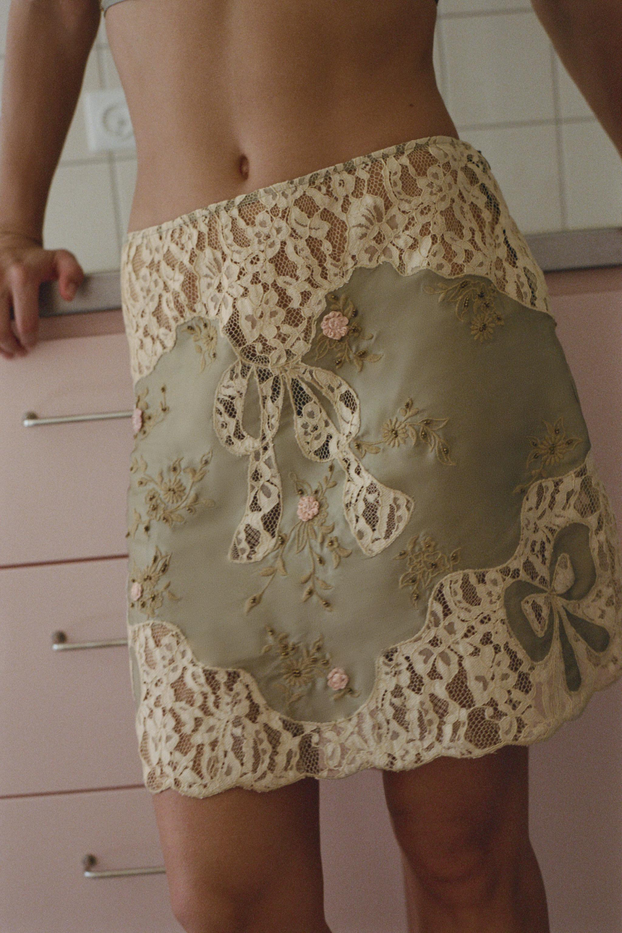 Low-rise mini skirt crafted from 100% viscose yarn. Features contrasting floral embroidery with l... | Zara US